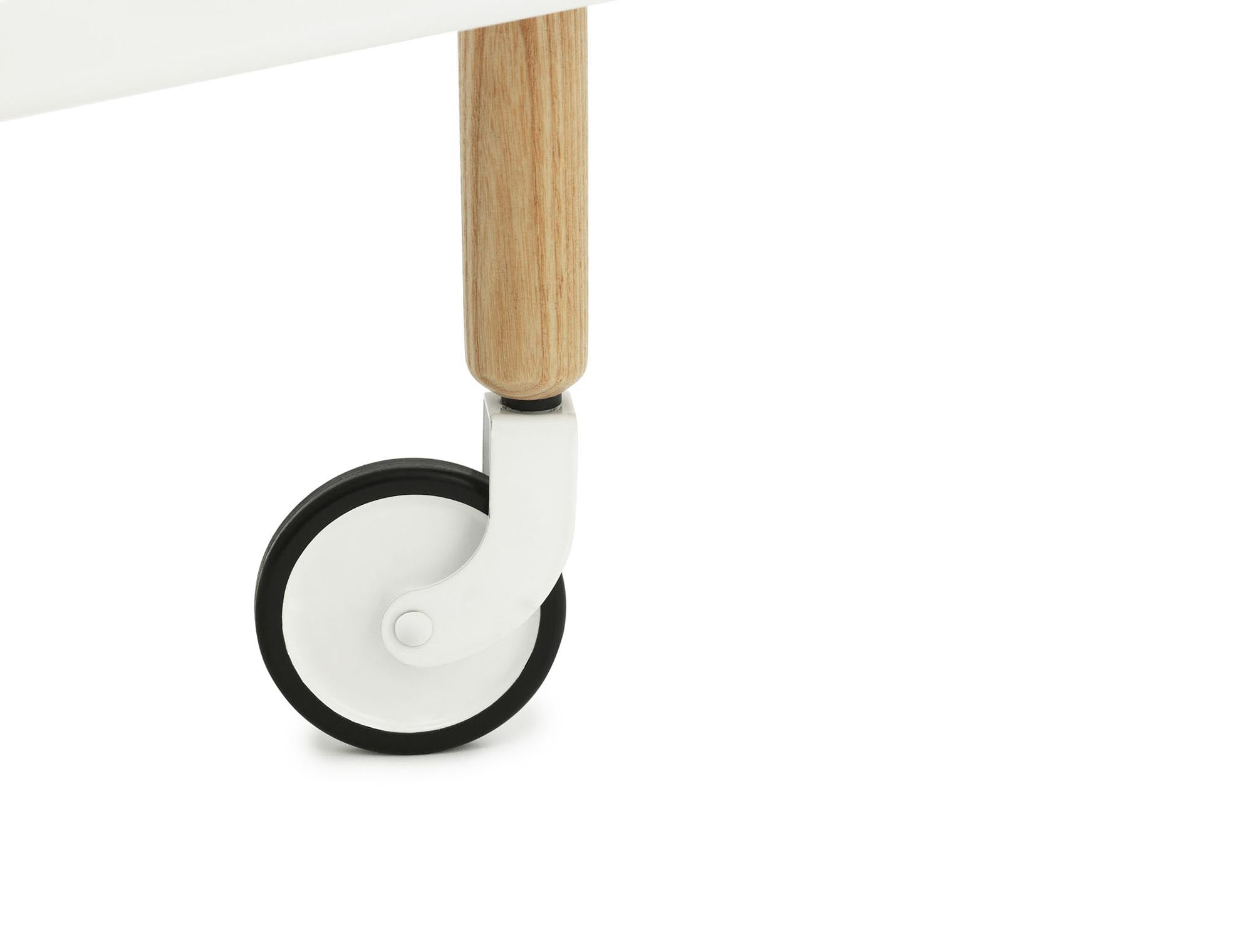 Erleben Sie den Block Tisch von Normann Copenhagen – ein modernes Möbelstück, das Funktionalität und skandinavisches Design perfekt vereint.