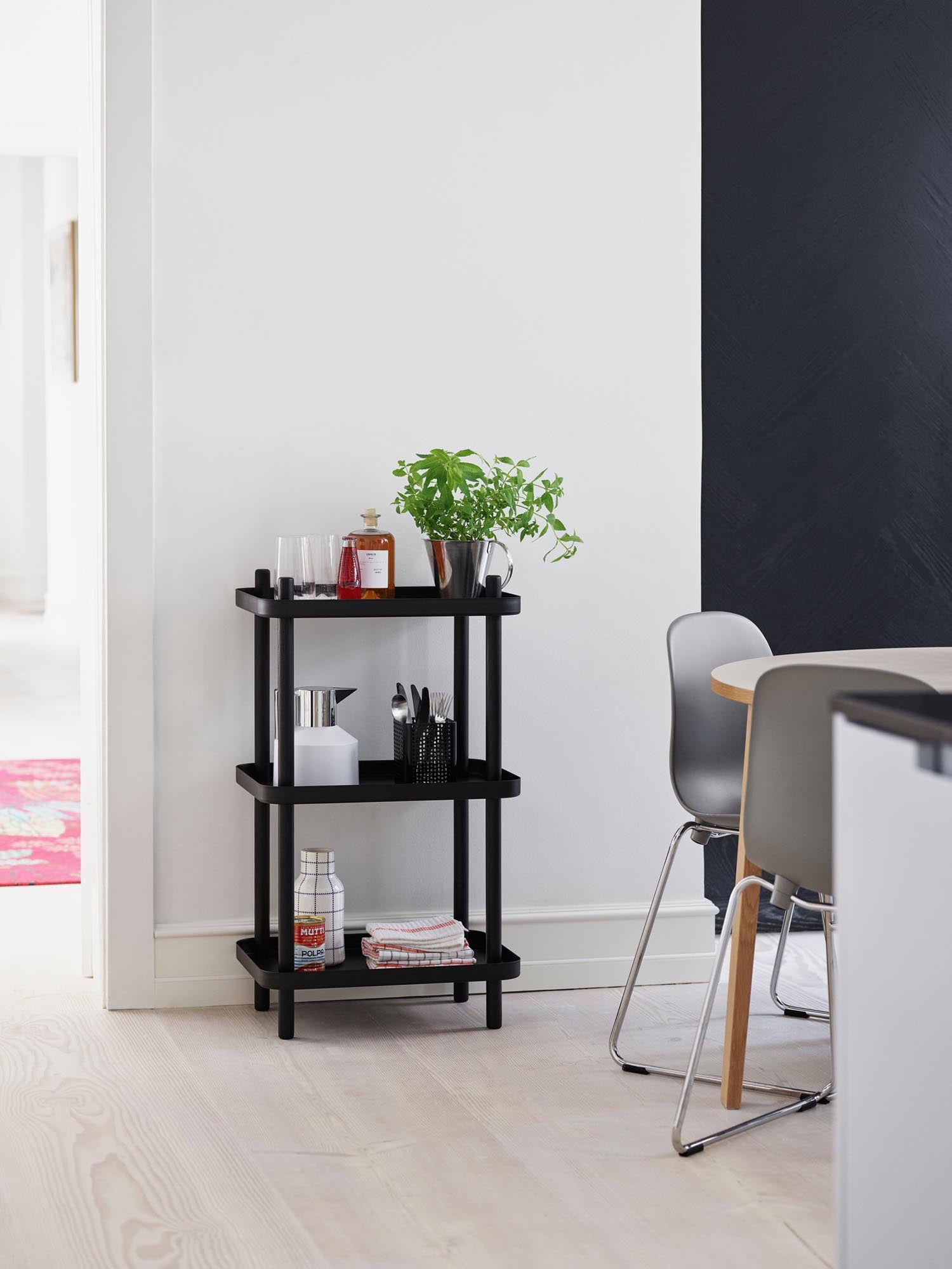 Elegantes Block Regal in Schwarz von Normann Copenhagen – vielseitig, funktional und ein echter Blickfang für jedes Zuhause.