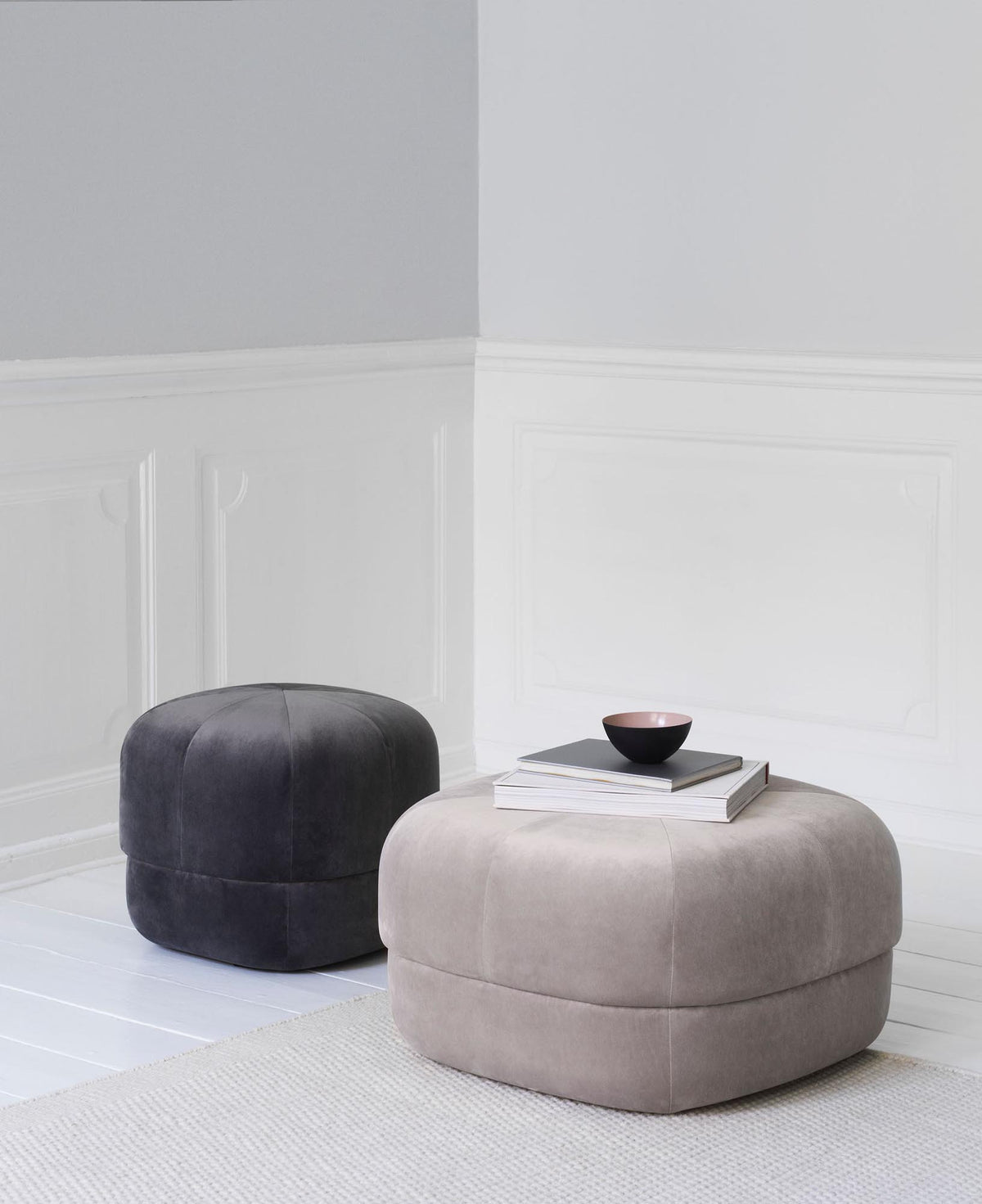 Circus Pouf Gross beige/Velour in präsentiert im Onlineshop von KAQTU Design AG. Pouf ist von Normann Copenhagen