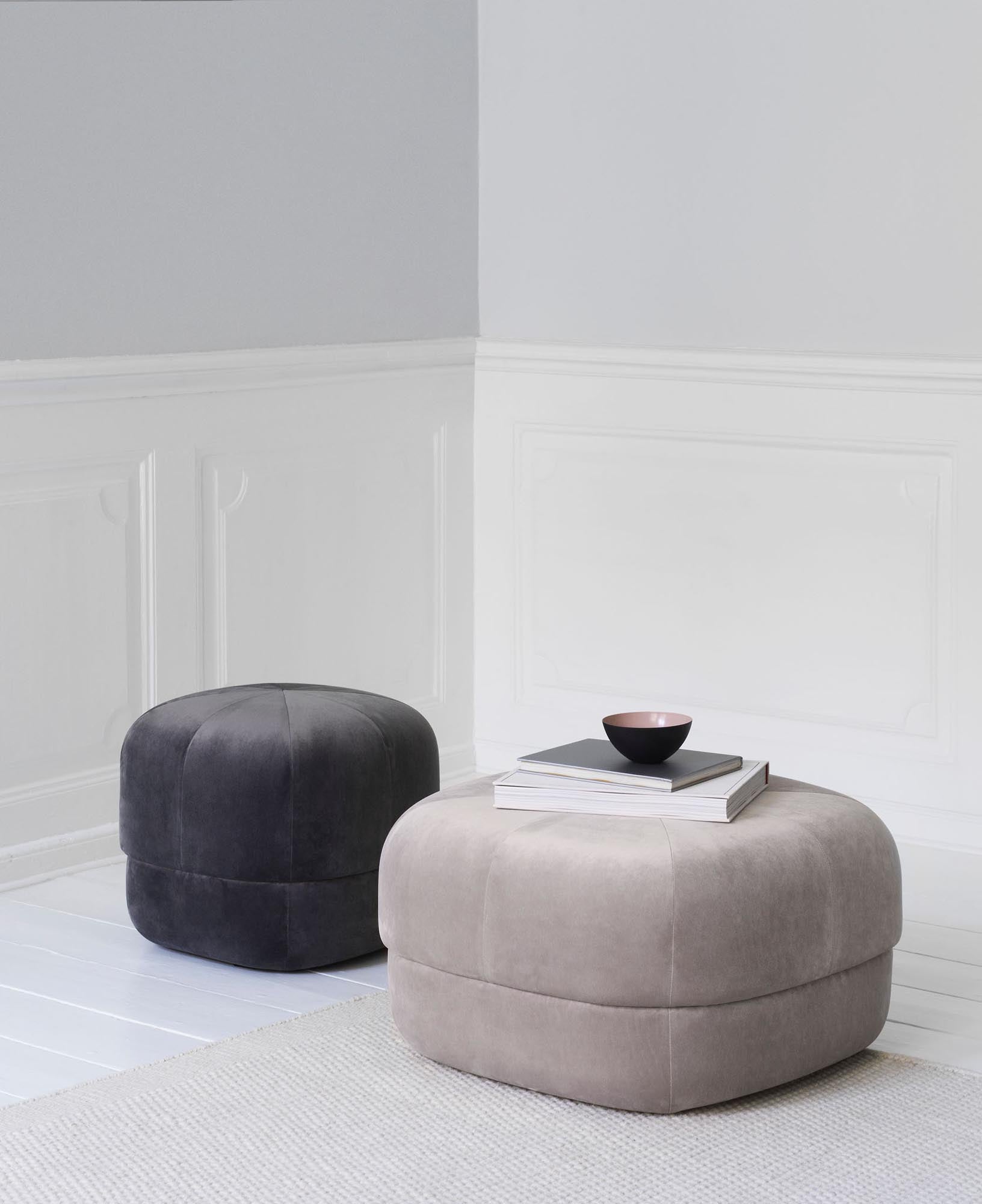 Entdecken Sie den stilvollen Circus Pouf Groß in Beige/Velour von Normann Copenhagen – ein elegantes, multifunktionales Möbelstück für Ihr Zuhause.