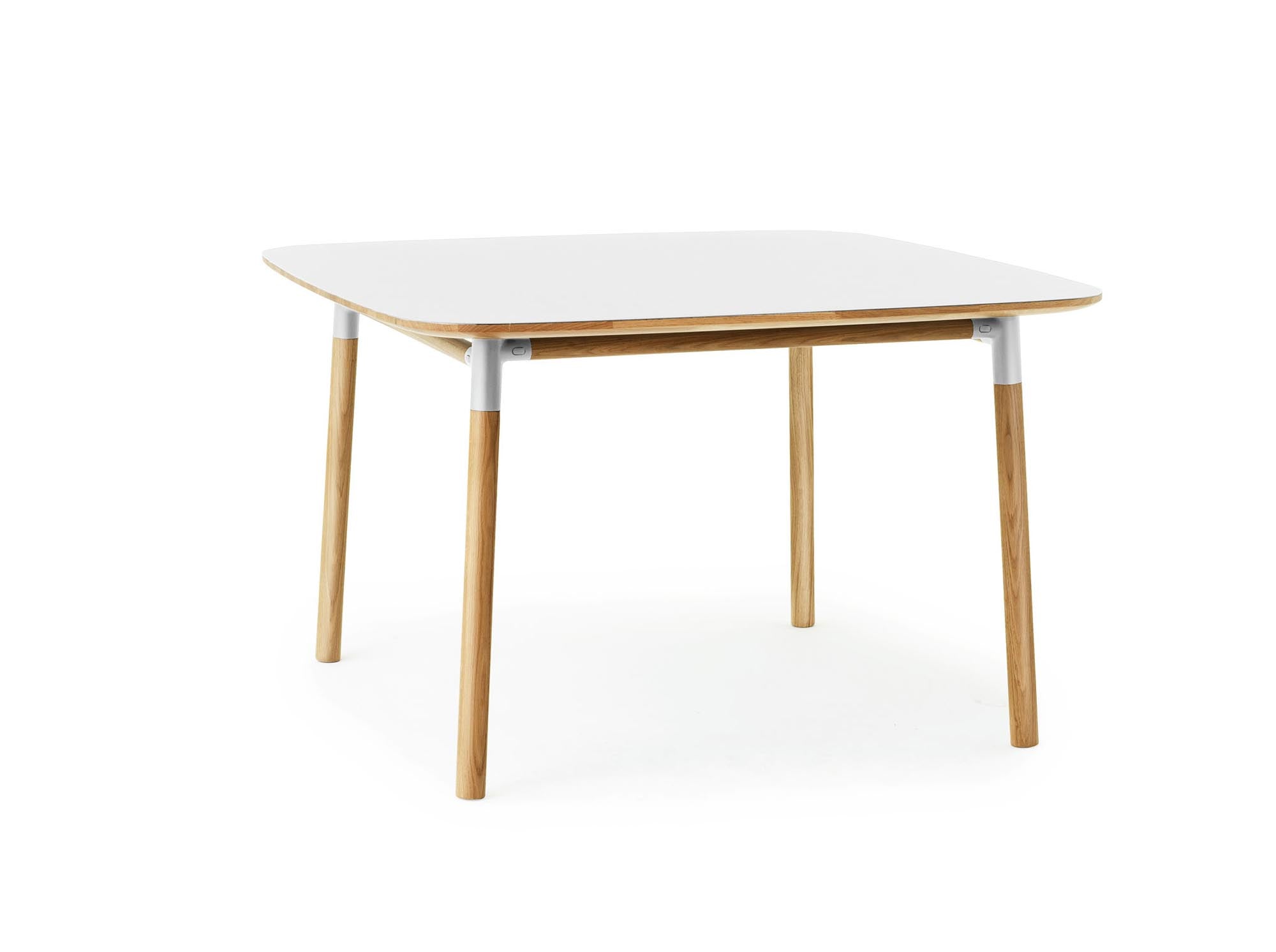 Form Tisch 120x120 von Normann Copenhagen: Modernes, minimalistisches Design.