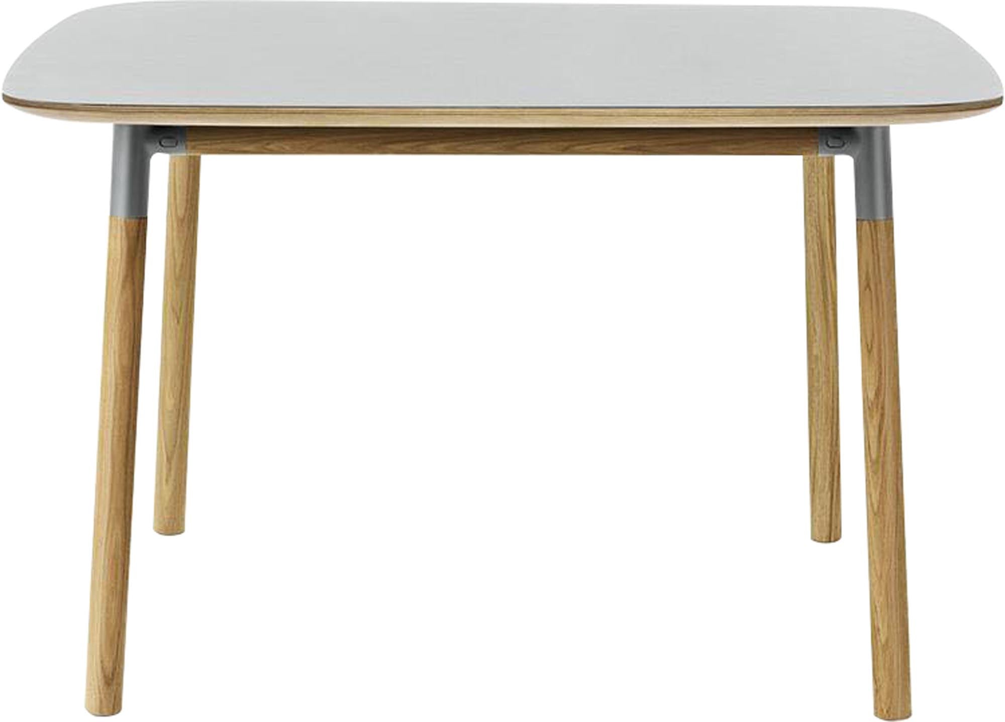 Entdecken Sie den Form Tisch 120x120 von Normann Copenhagen – ein elegantes, quadratisches Möbelstück, das Stil und Funktionalität vereint.