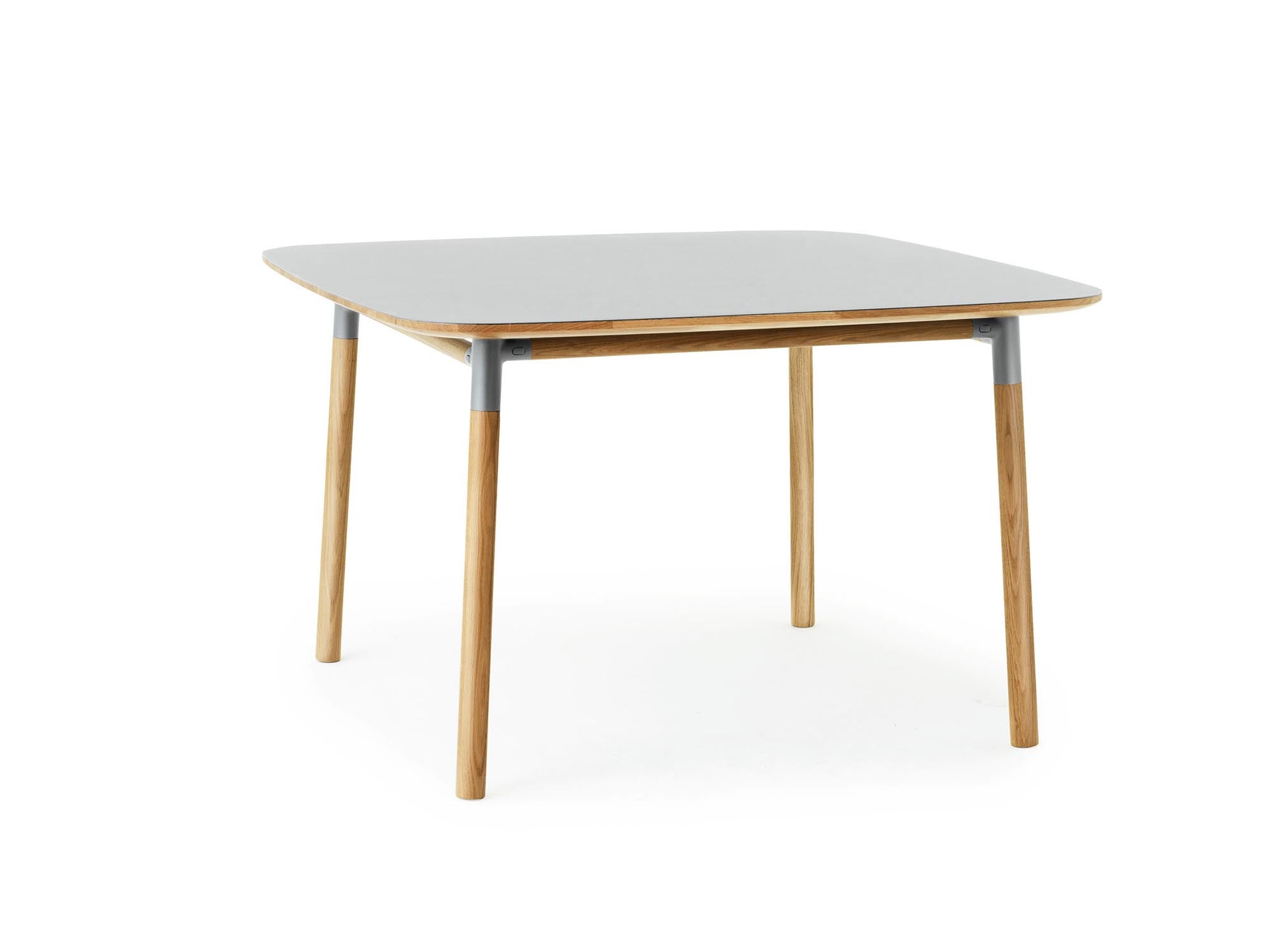 Eleganter Form Tisch 120x120 von Normann Copenhagen, skandinavisch pur.