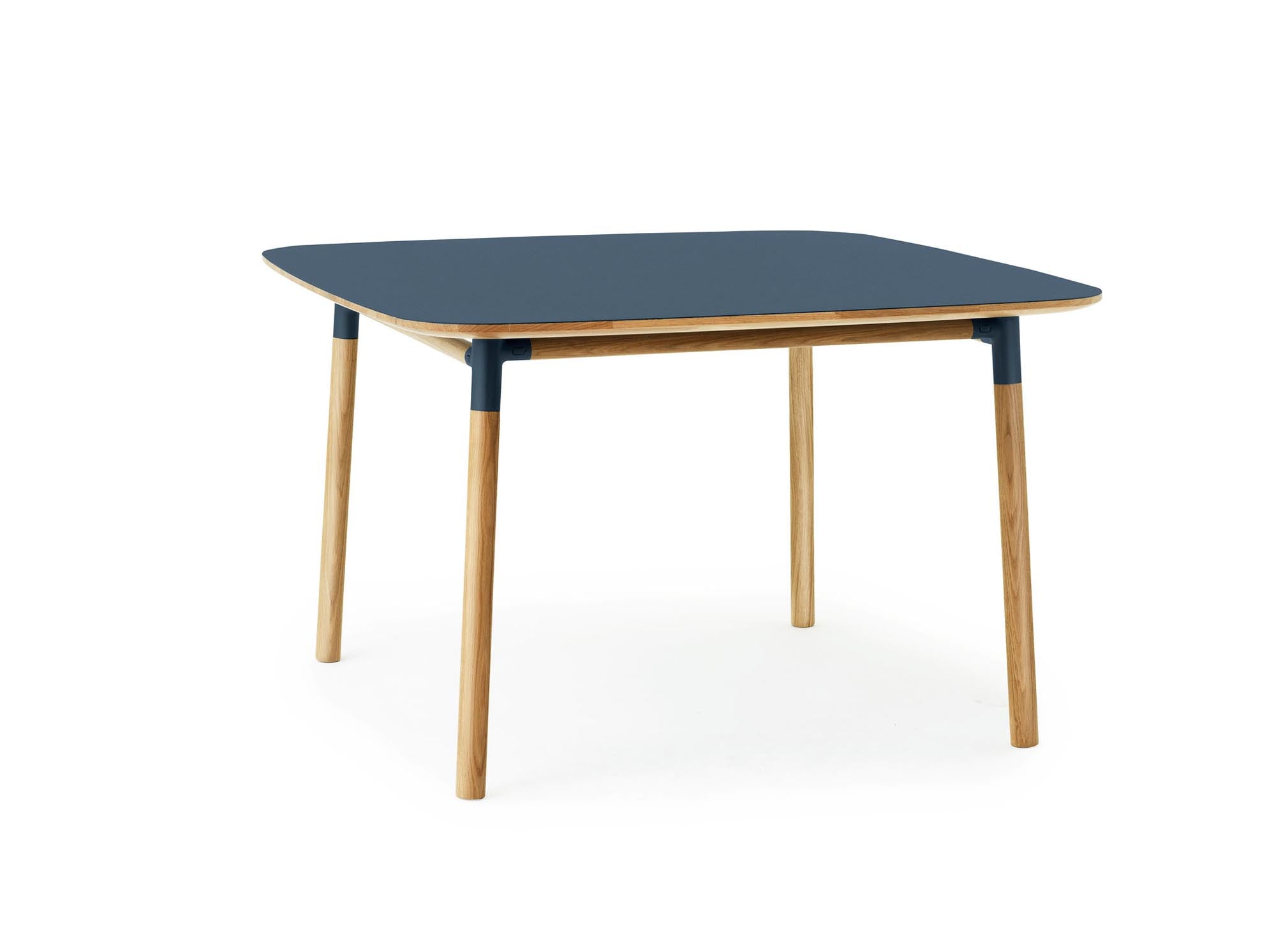 Entdecken Sie den Form Tisch 120x120 von Normann Copenhagen – ein zeitloses Designstück, das Funktionalität und Ästhetik vereint.