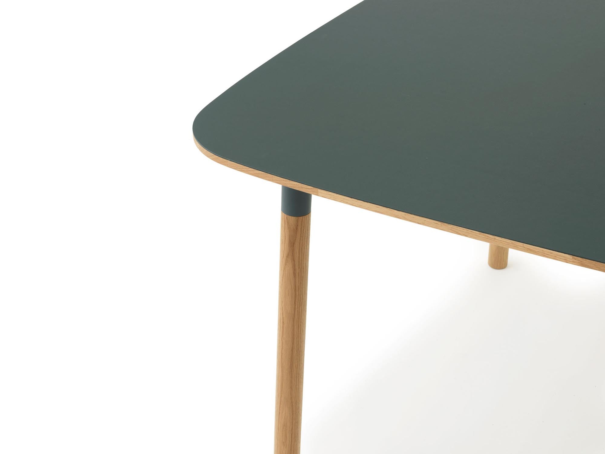 Form Tisch 120x120: Zeitlose Eleganz von Normann Copenhagen.