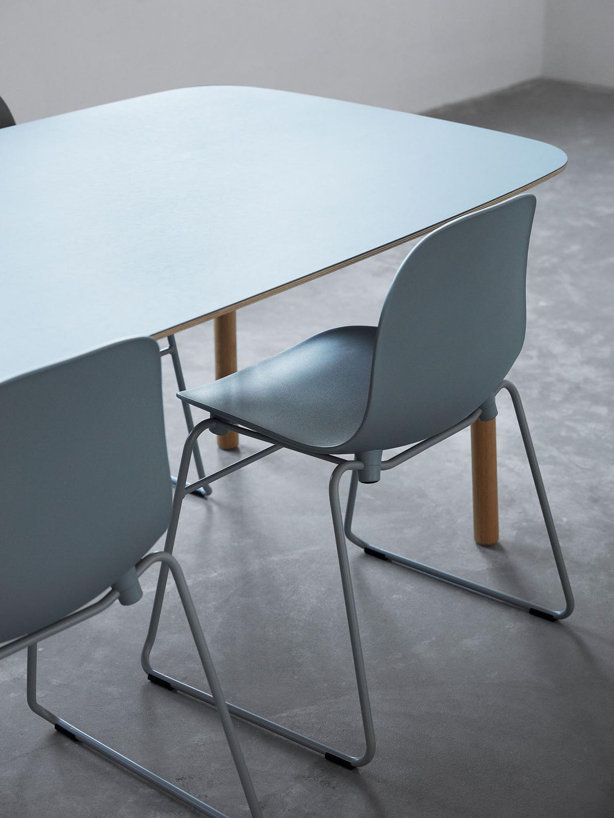 Form Tisch 95 x 200 in Blau präsentiert im Onlineshop von KAQTU Design AG. Esstisch ist von Normann Copenhagen