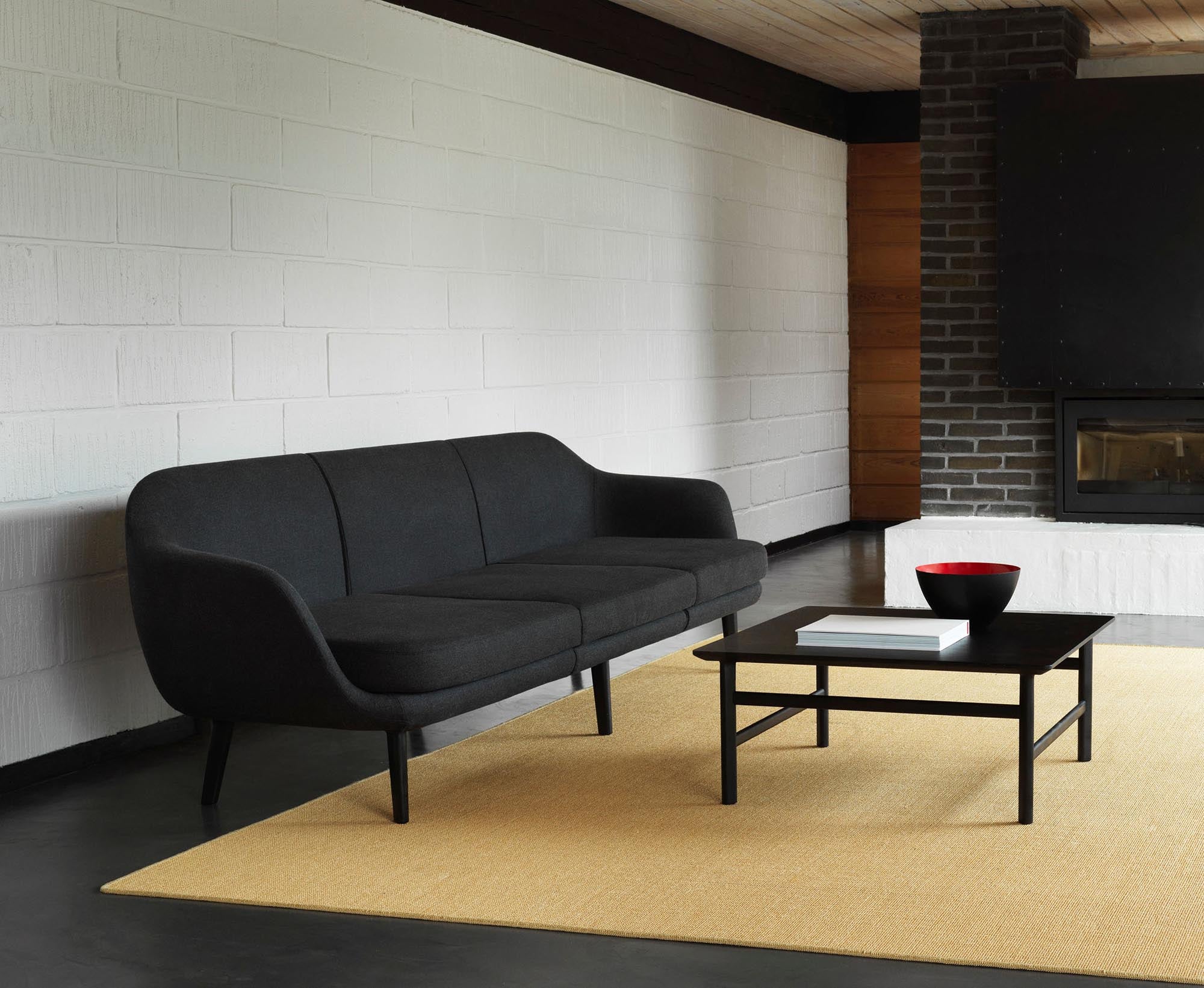 Eleganter Grow Couchtisch von Normann Copenhagen in schwarzer Eiche. Zeitloses Design, das Funktionalität und Ästhetik vereint.