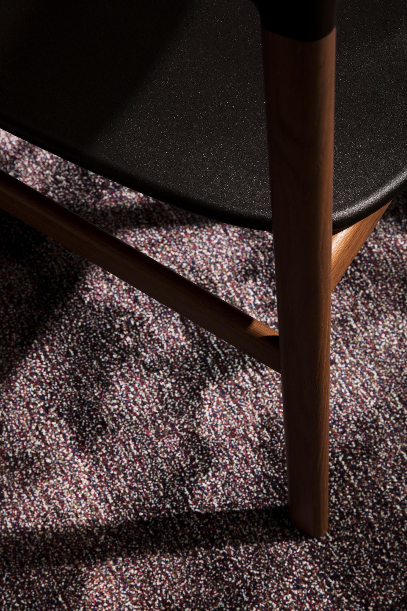 Eleganter Herit Stuhl: Skandinavisches Design trifft auf Komfort.