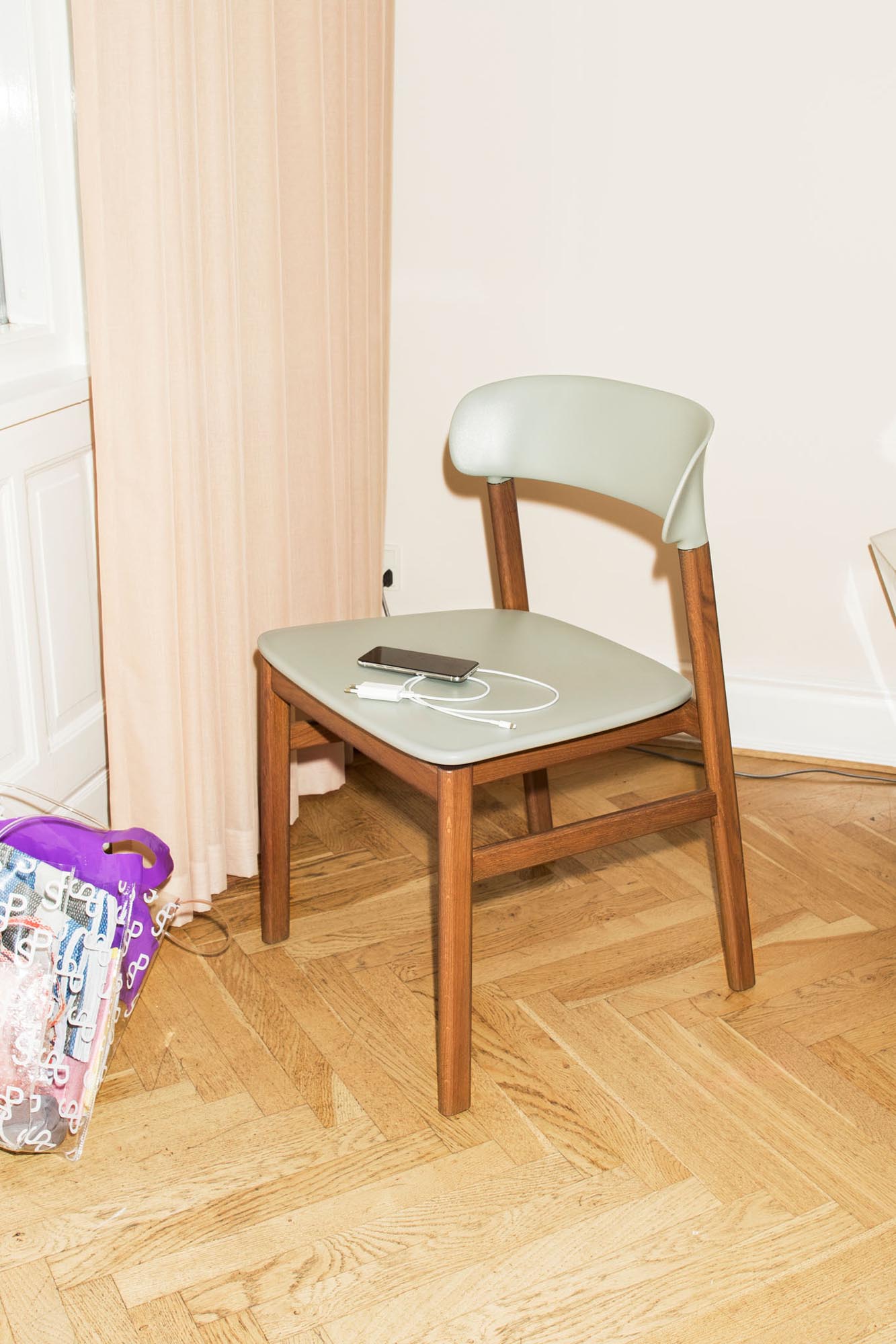 Herit Stuhl: Eleganz und Funktionalität im skandinavischen Stil.