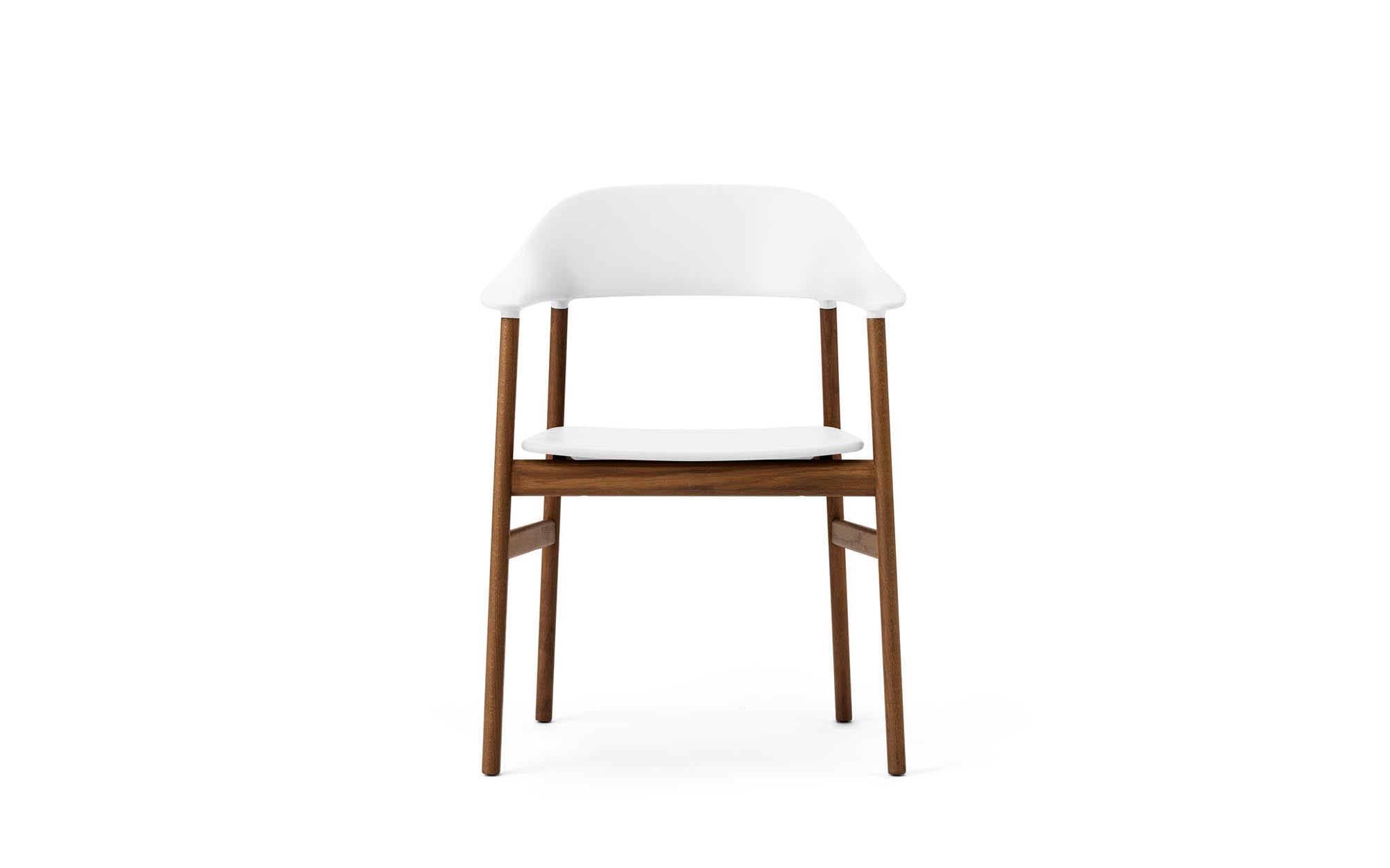 Der Herit Armlehnstuhl von Normann Copenhagen vereint skandinavisches Design mit höchstem Komfort und stilvoller Ästhetik.