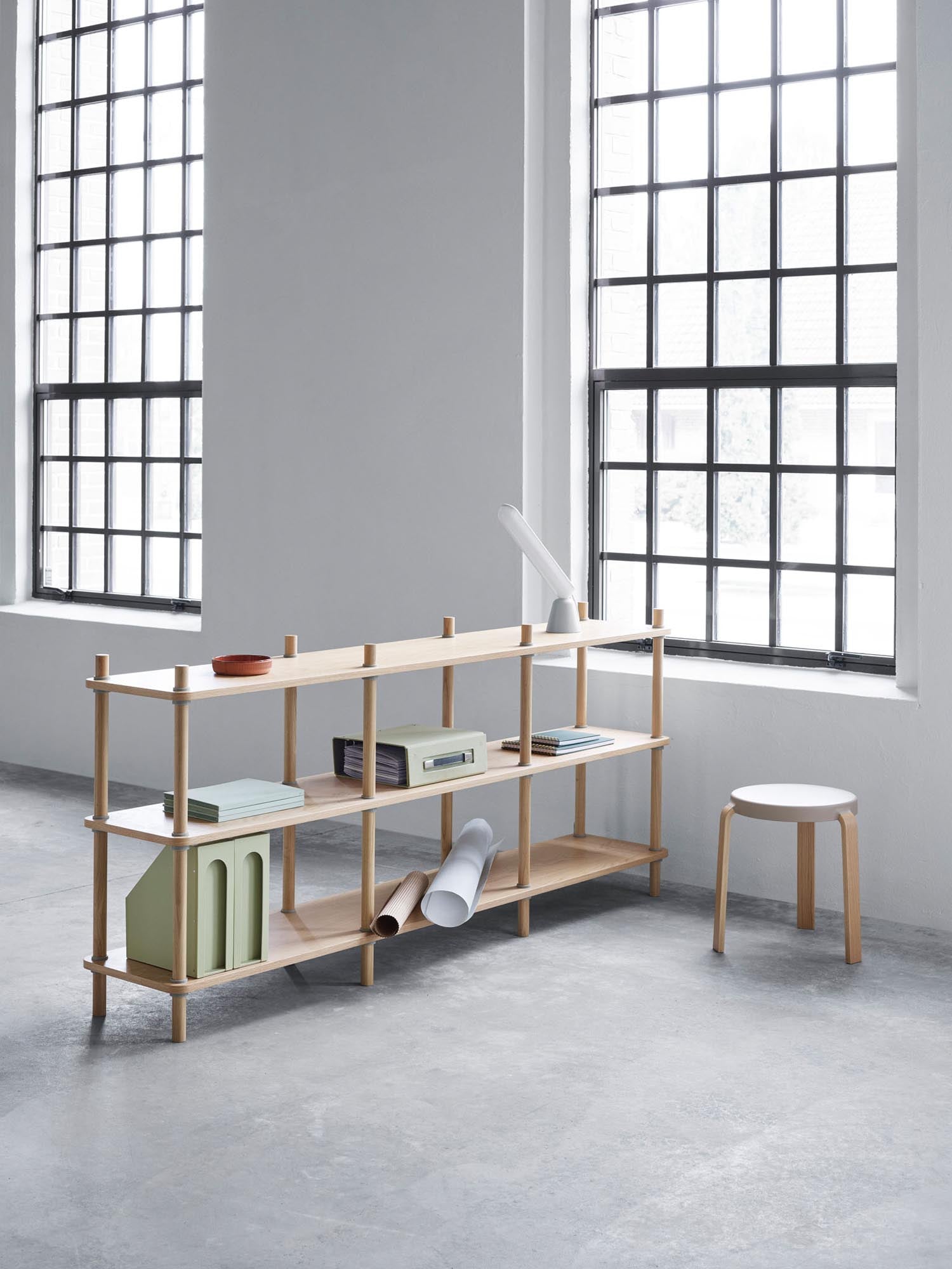 Elegantes Jam Regal 8 Pfosten in Eiche/Grau von Normann Copenhagen – minimalistisches Design trifft auf innovative Funktionalität.