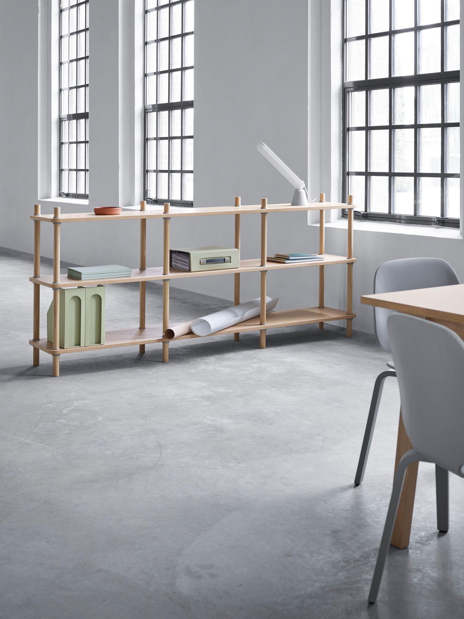 Entdecken Sie das Jam Regal 8 Pfosten in Eiche/Grau von Normann Copenhagen – ein stilvolles Möbelstück, das Design und Funktionalität vereint.