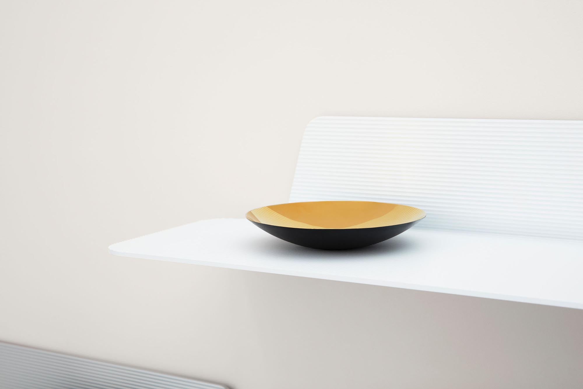 Entdecken Sie das Jet Regal 80 cm in Weiß von Normann Copenhagen – ein stilvolles Wandregal mit industriellem Flair, ideal für moderne Wohnräume.