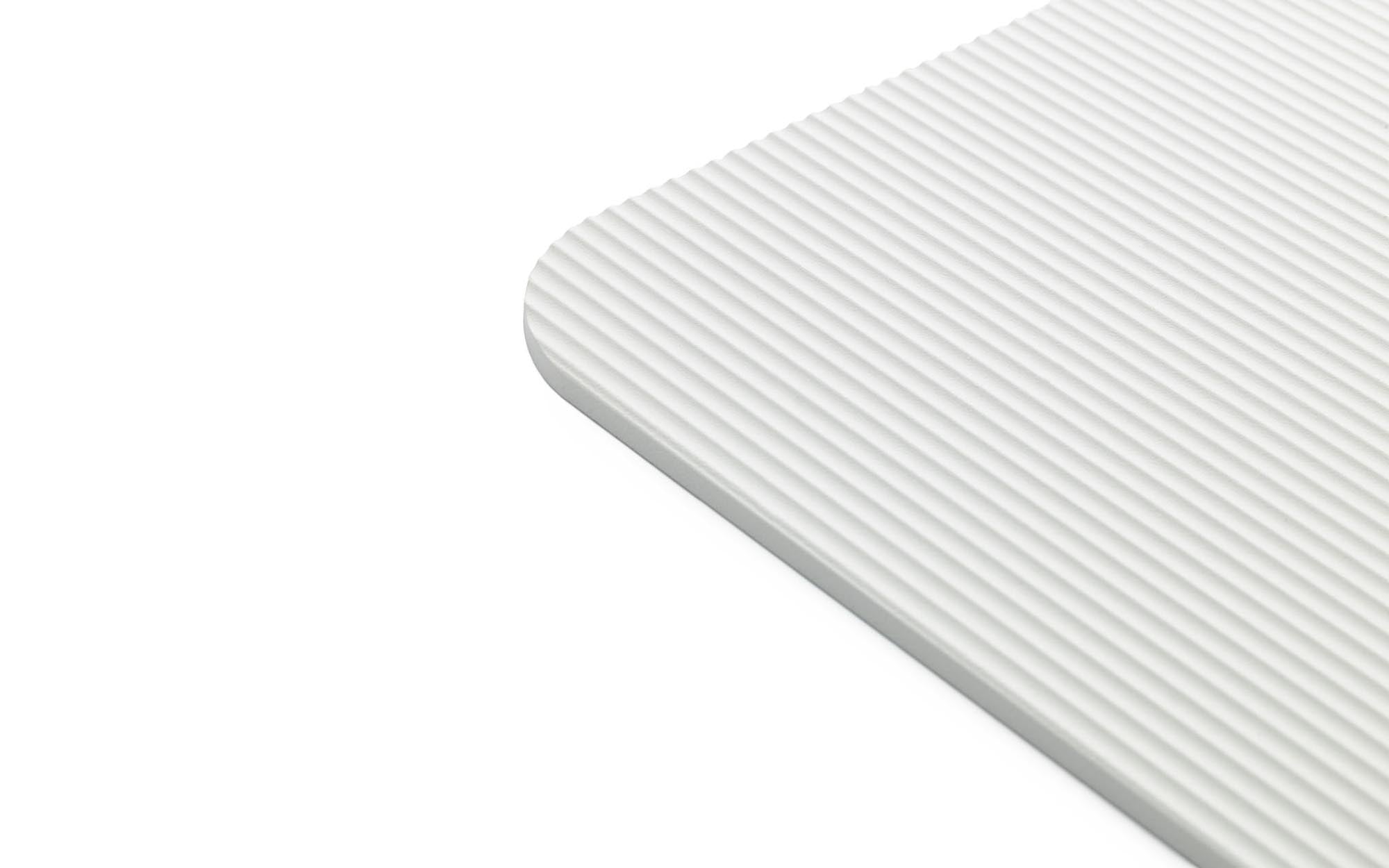 Erleben Sie das Jet Regal 160 cm in Weiß von Normann Copenhagen – ein elegantes Wandregal, das modernes Design mit praktischer Funktionalität vereint.