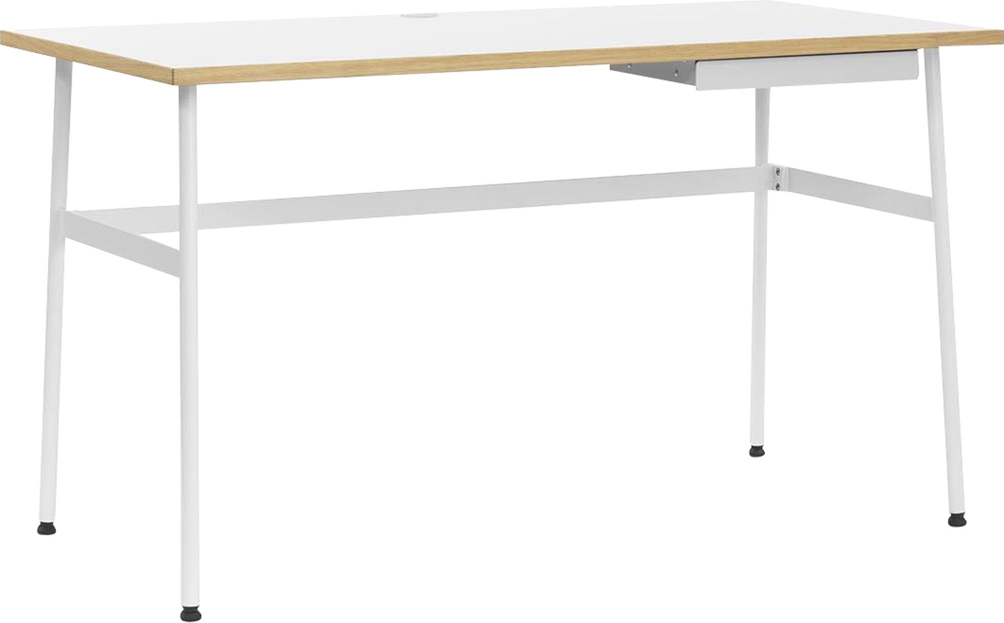 Der Journal Schreibtisch von Normann Copenhagen vereint modernes Design mit Funktionalität. Perfekt für produktives Arbeiten und kreative Ideen.