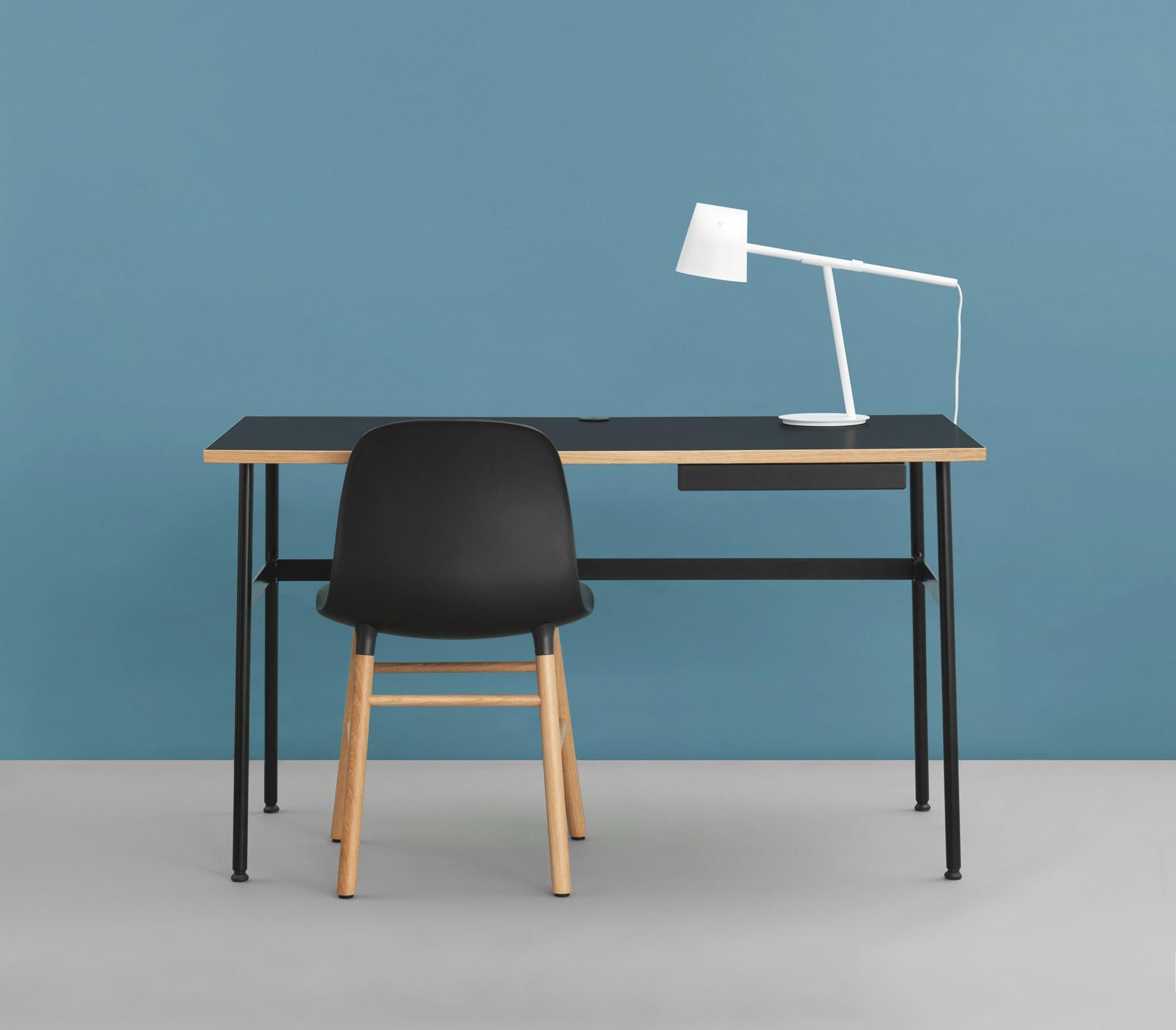 Der Journal Schreibtisch von Normann Copenhagen vereint stilvolle Ästhetik mit praktischen Funktionen, perfekt für kreatives Arbeiten und Home Office.