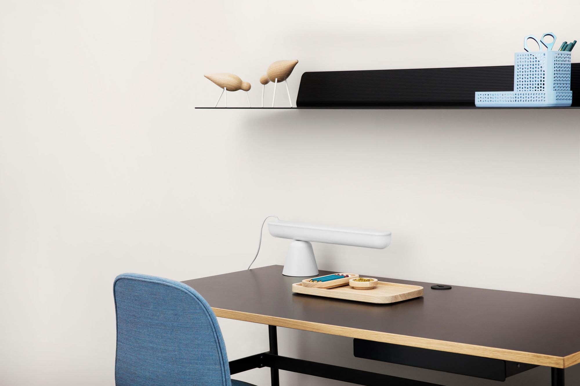 Moderner Journal Schreibtisch von Normann Copenhagen: Stilvolles skandinavisches Design, das Funktionalität und Ästhetik vereint.