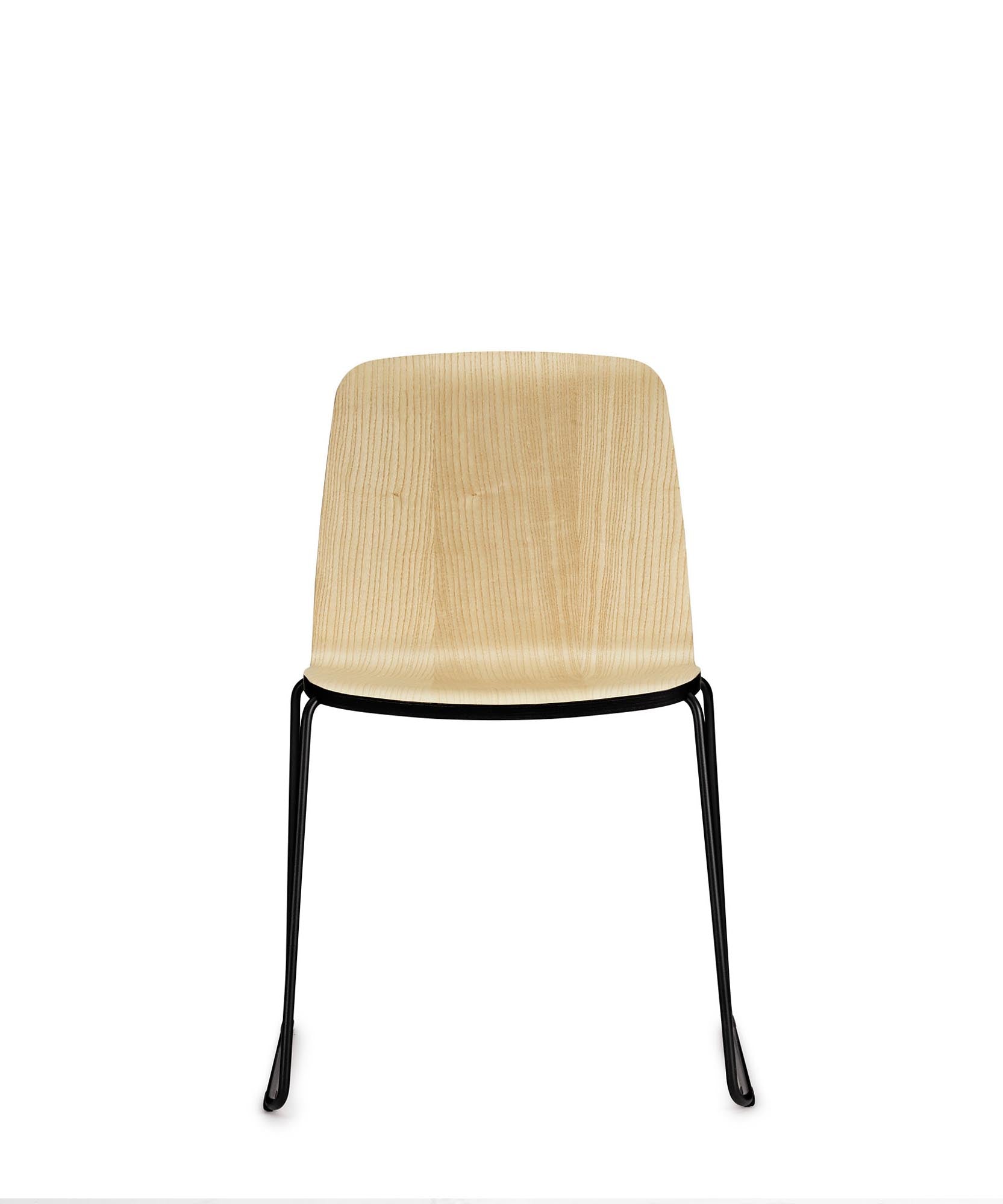 Entdecken Sie den Just Stuhl von Normann Copenhagen: Ein stilvolles Eichenmöbel, das modernes Design und praktische Nutzung harmonisch verbindet.
