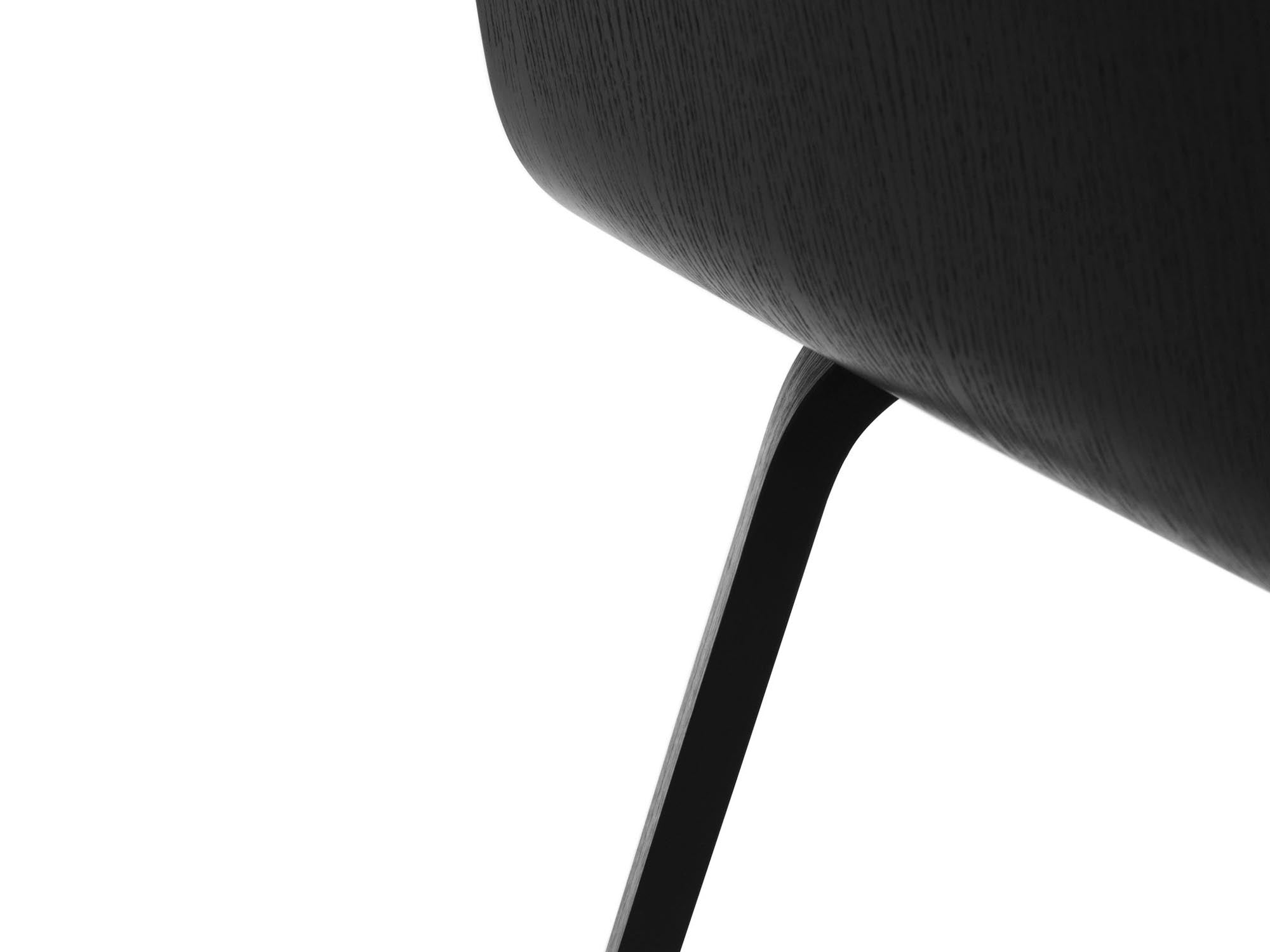 Entdecken Sie den Just Stuhl von Normann Copenhagen: Elegantes Design aus Eiche, ideal für jeden Raum und jede Einrichtung.