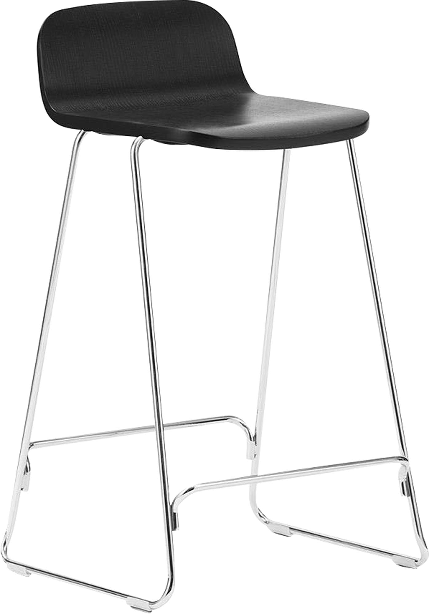 Entdecken Sie den Just Barhocker mit Lehne von Normann Copenhagen – ein stilvolles Möbelstück, das Eleganz und Funktionalität vereint.