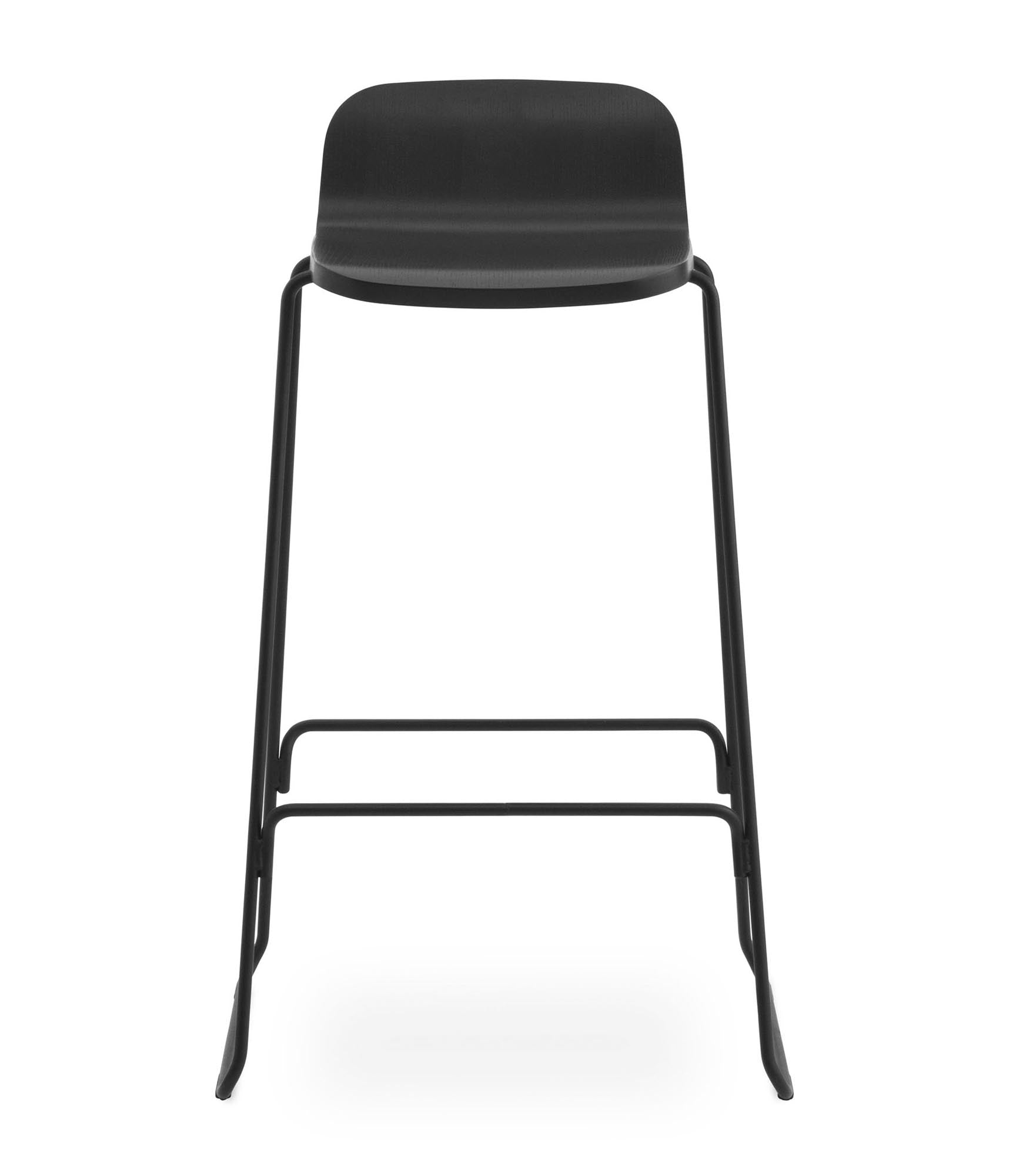 Erleben Sie den Just Barhocker mit Lehne von Normann Copenhagen – stilvoll, komfortabel und ideal für moderne Wohnräume.