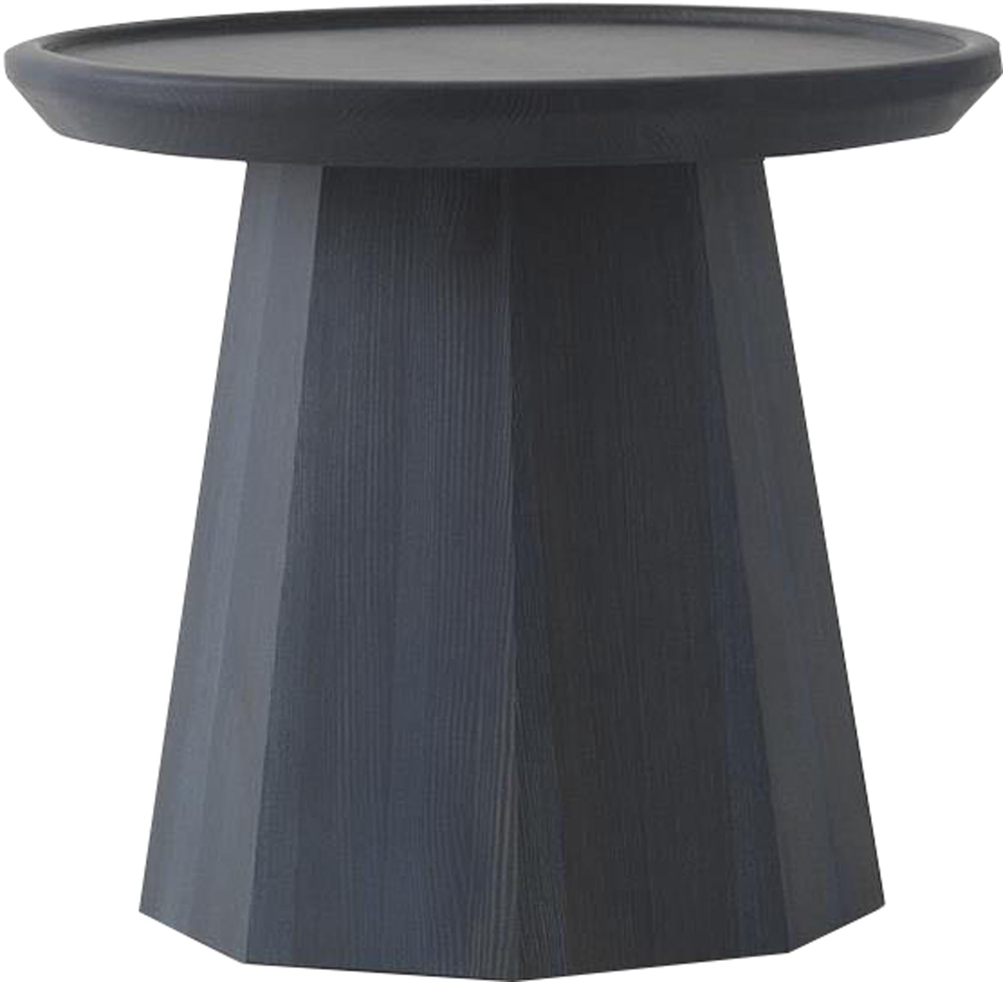 Entdecken Sie den kleinen Pine Tisch von Normann Copenhagen – ein eleganter Kieferntisch, der skandinavische Ästhetik und Funktionalität perfekt kombiniert.