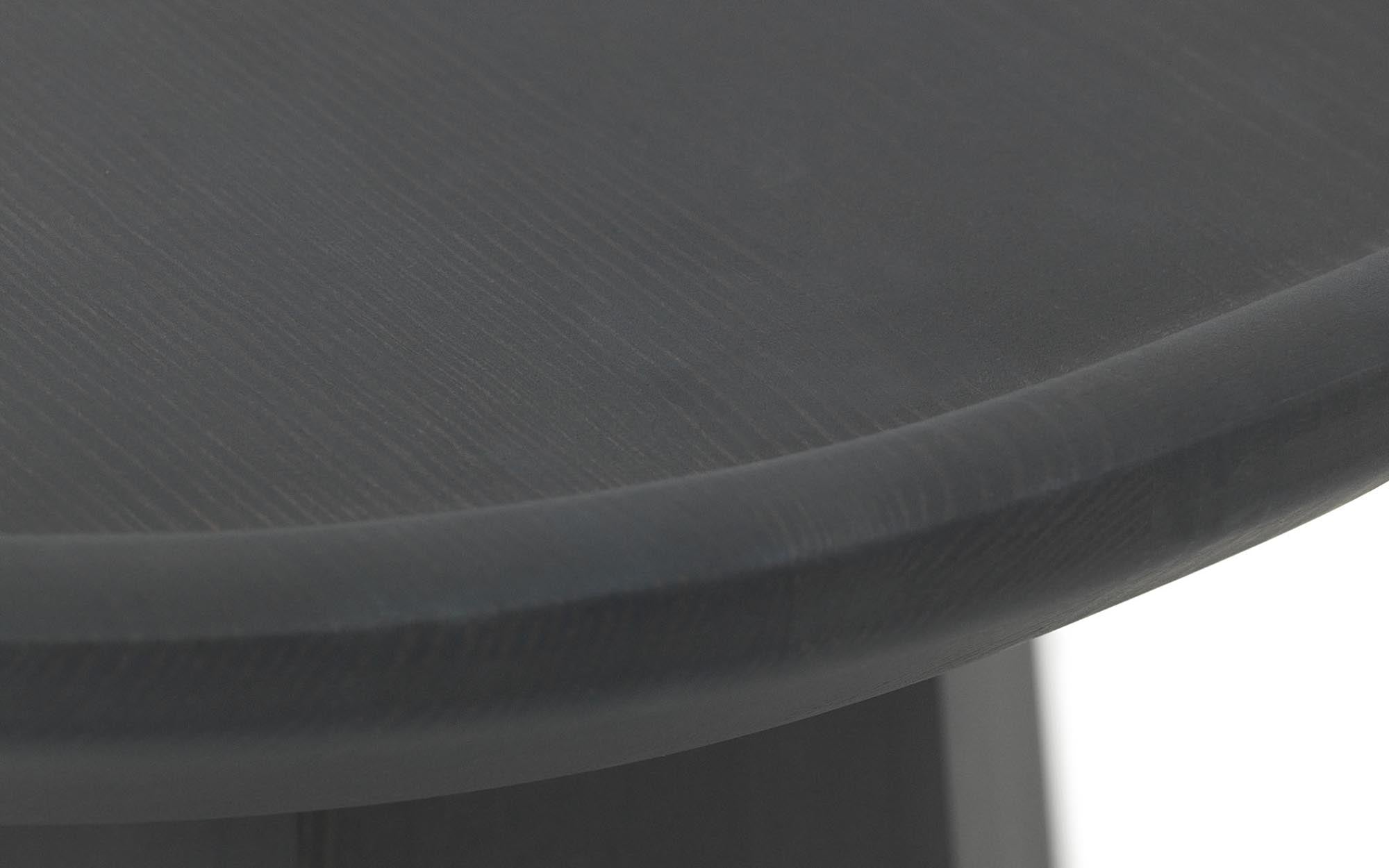 Kompakter Pine Tisch Small von Normann Copenhagen im skandinavischen Look.