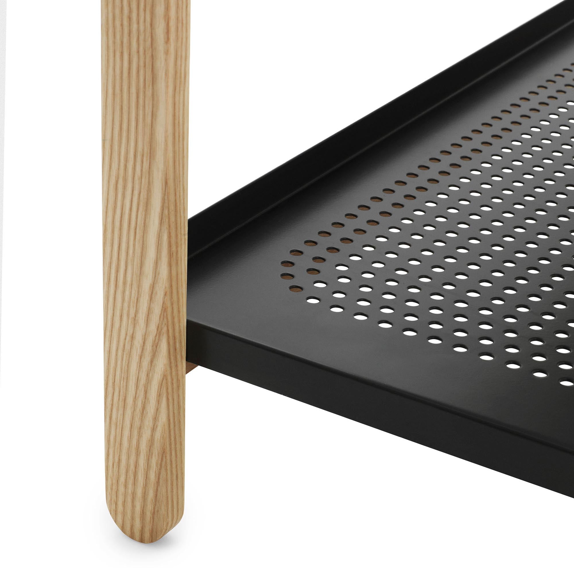 Entdecken Sie das Sko Schuhregal von Normann Copenhagen: Elegante Aufbewahrungslösung für Ihre Schuhe, die Ordnung und Stil vereint.