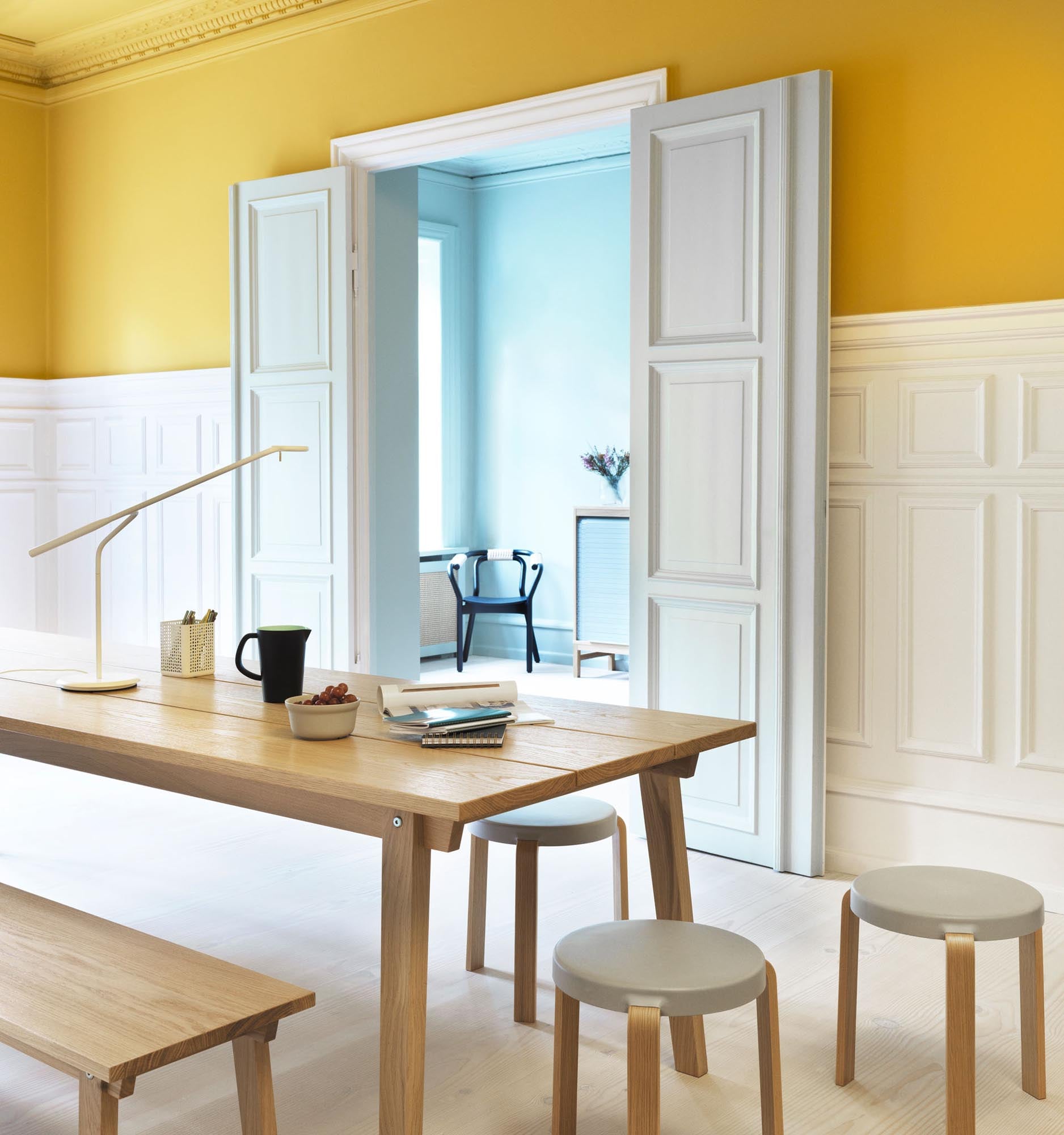 Entdecken Sie den Slice Tisch 90x300 cm von Normann Copenhagen – skandinavisches Design, hochwertige Eiche und vielseitige Einsatzmöglichkeiten.