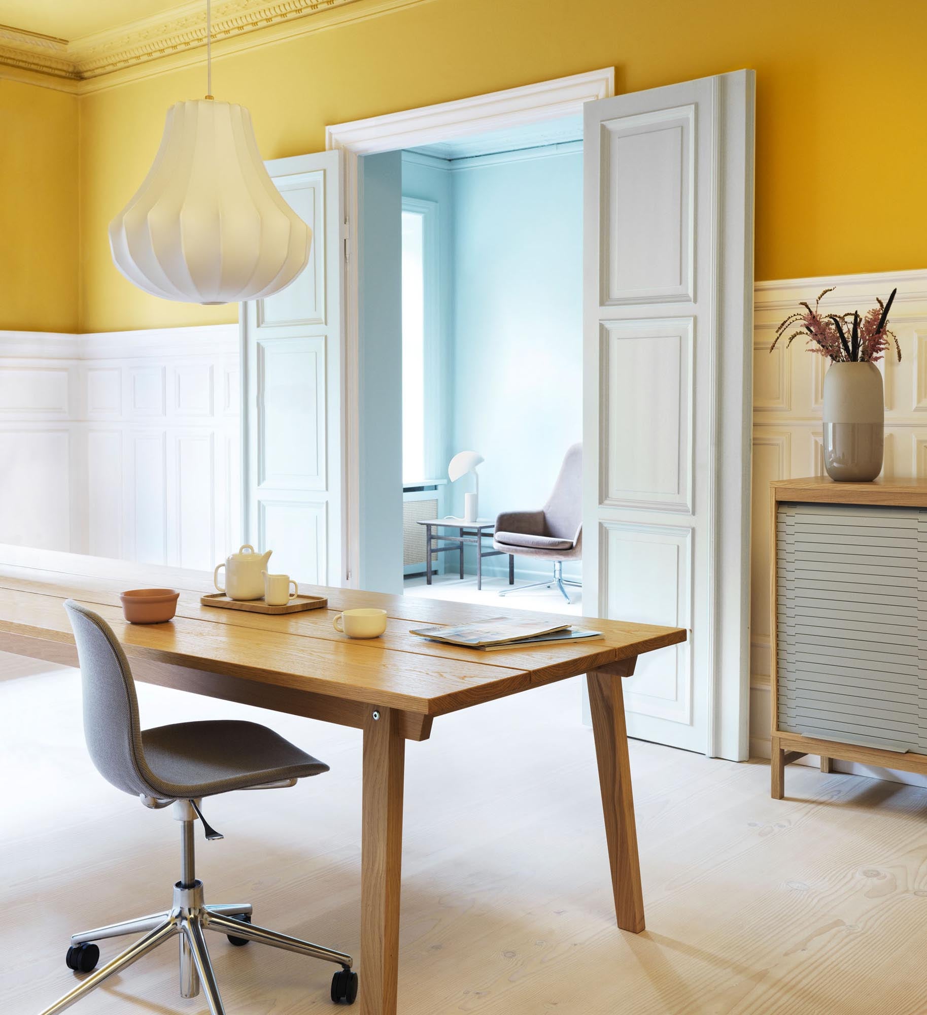 Entdecken Sie den Slice Tisch 90x300 cm von Normann Copenhagen – ein Meisterwerk skandinavischen Designs, ideal für stilvolle Räume.