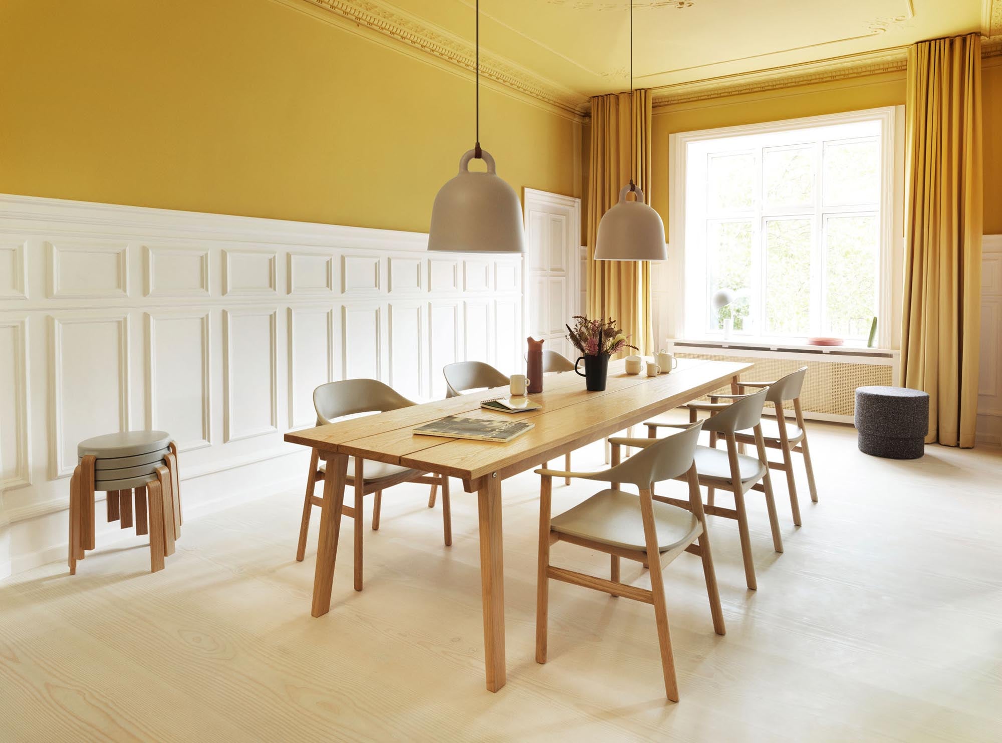 Entdecken Sie den Slice Tisch 90x300 cm von Normann Copenhagen – ein Meisterwerk skandinavischen Designs, ideal für stilvolle Räume.