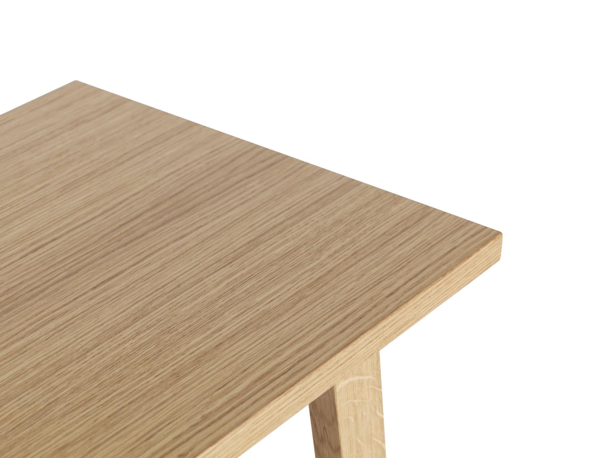Erleben Sie den Slice Tisch Vol. 2 von Normann Copenhagen: zeitloses Design, glatte Tischplatte aus FSC®-Eiche, perfekt für jeden Raum.