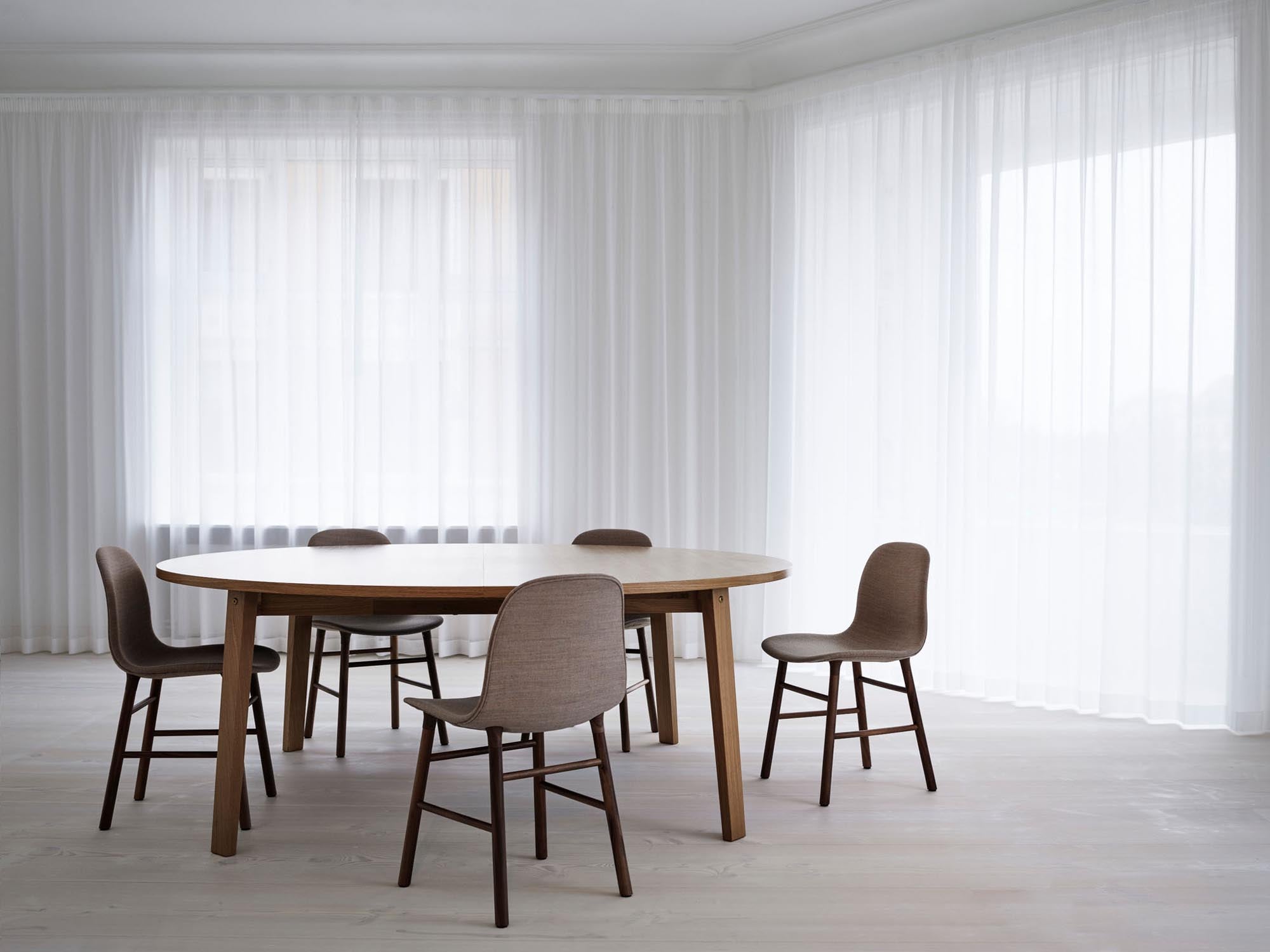 Slice Tisch Vol. 2 rund – zeitloses Design von Normann Copenhagen.