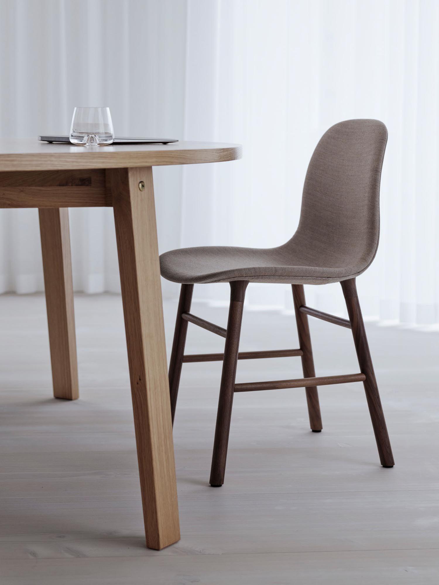Slice Tisch Vol. 2 rund – minimalistisches Design von Normann Copenhagen.