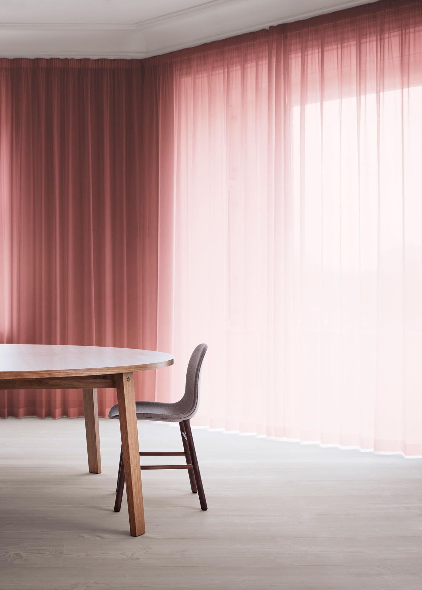 Entdecken Sie den Slice Tisch Vol. 2 Ø200 cm von Normann Copenhagen – ein eleganter, runder Esstisch aus nachhaltiger Eiche, ideal für jedes Zuhause.