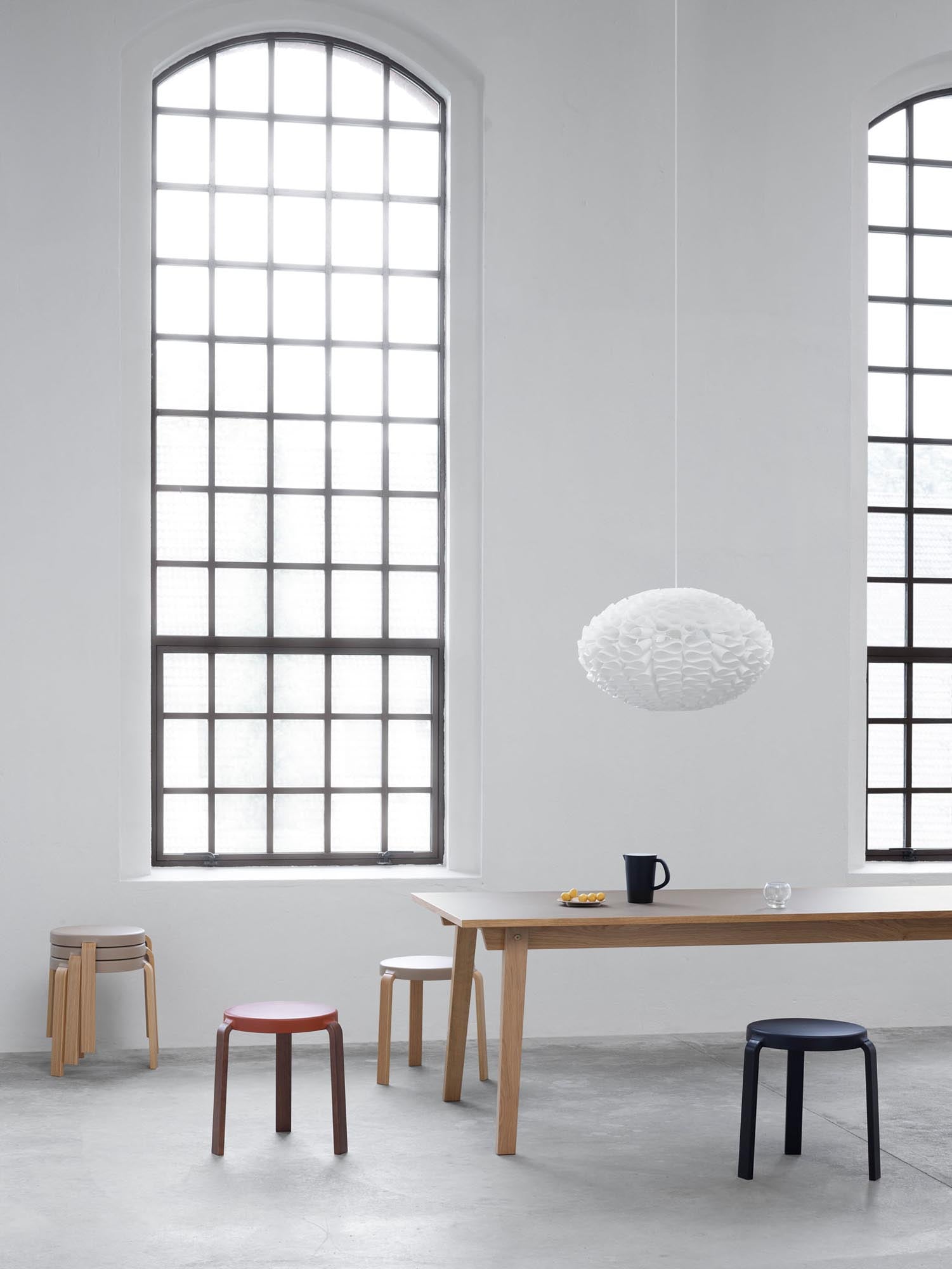 Eleganter Slice Tisch 84 x 160 cm aus Linoleum und Eiche. Ideal für Esszimmer, Büro oder Restaurant – zeitloses Design trifft auf Funktionalität.