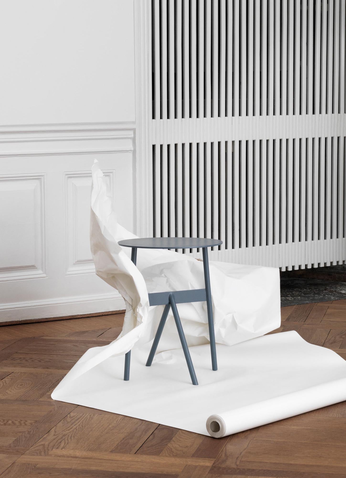 Entdecken Sie den Stock Beistelltisch in Weiß von Normann Copenhagen – ein skulpturales Designstück, das Funktionalität und Stil vereint.