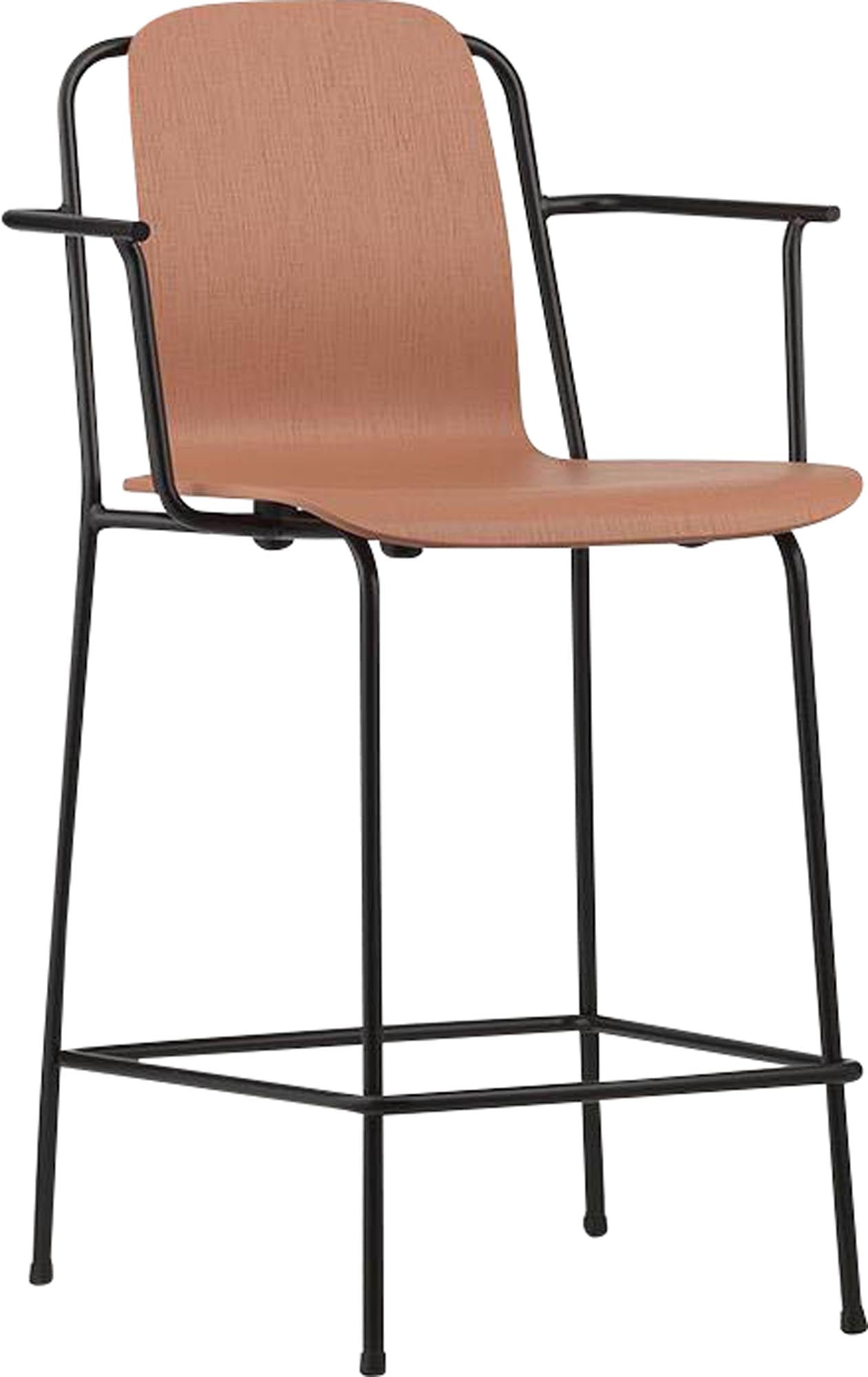 Entdecken Sie den eleganten Studio Barstuhl mit Armlehne von Normann Copenhagen. Ideal für Küche und Bar, vereint er skandinavisches Design mit Funktionalität.