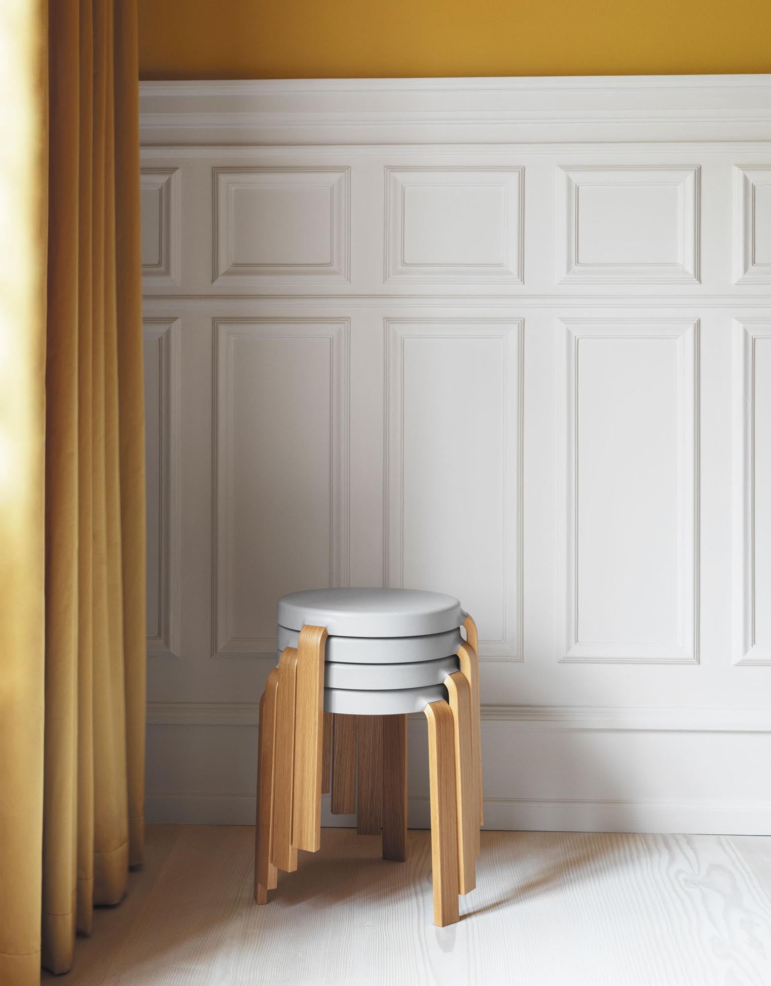 Eleganter Tap Hocker von Normann Copenhagen, ideal für modernes Wohnen.