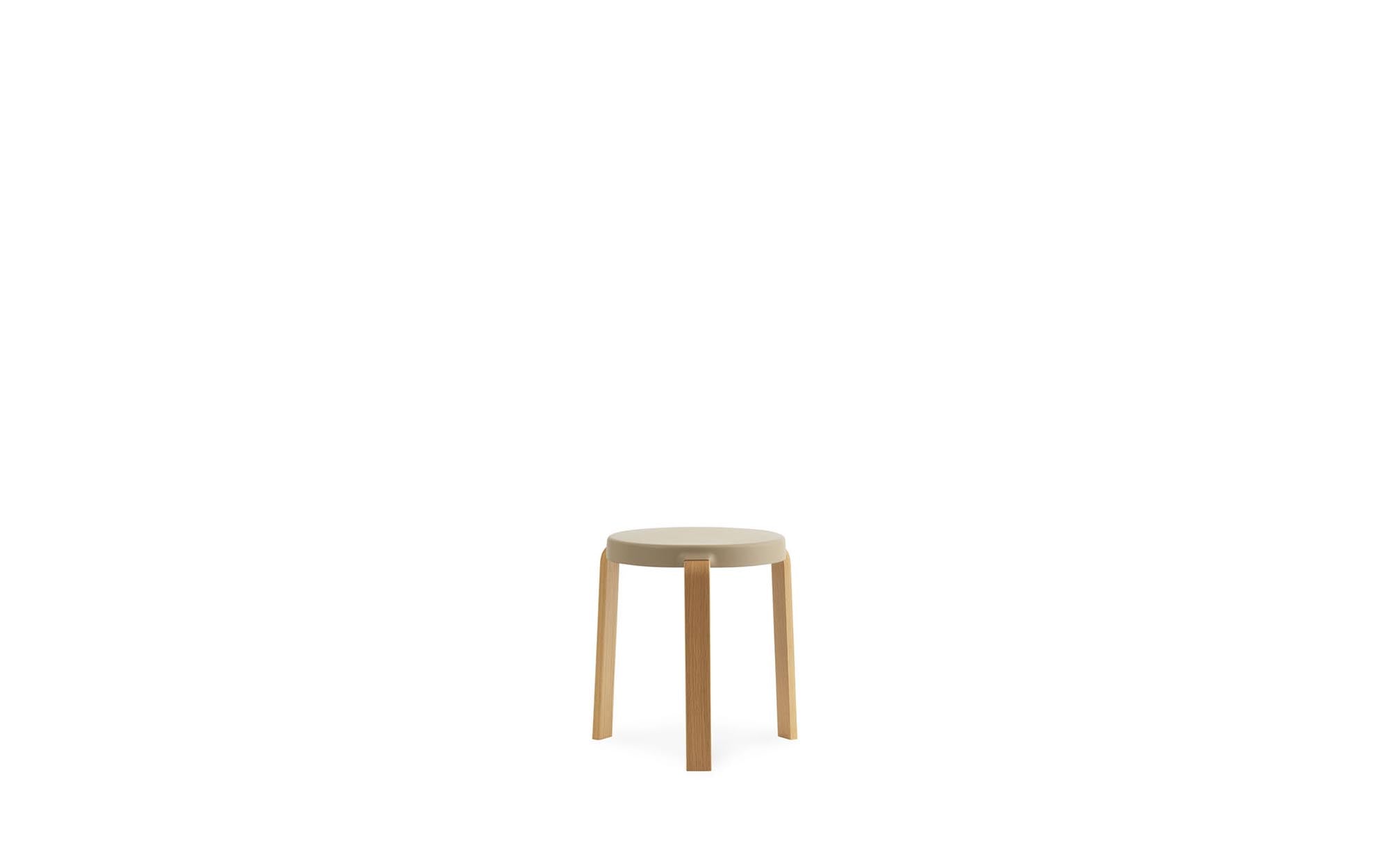 Der stilvolle Tap Hocker von Normann Copenhagen vereint skandinavisches Design mit Funktionalität und ist ideal für jedes moderne Zuhause.