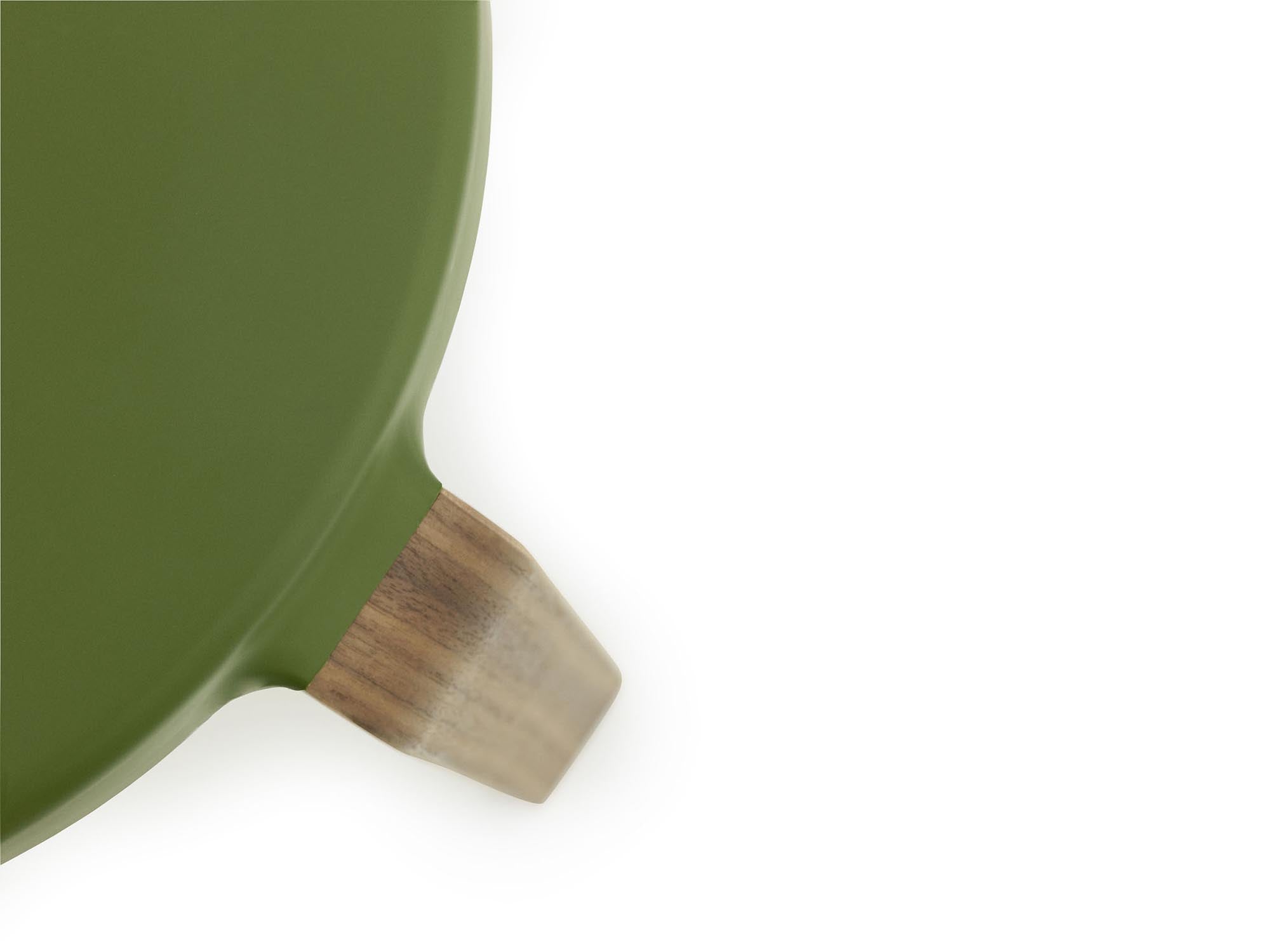 Stilvoller Tap Hocker von Normann Copenhagen für zeitlose Eleganz.