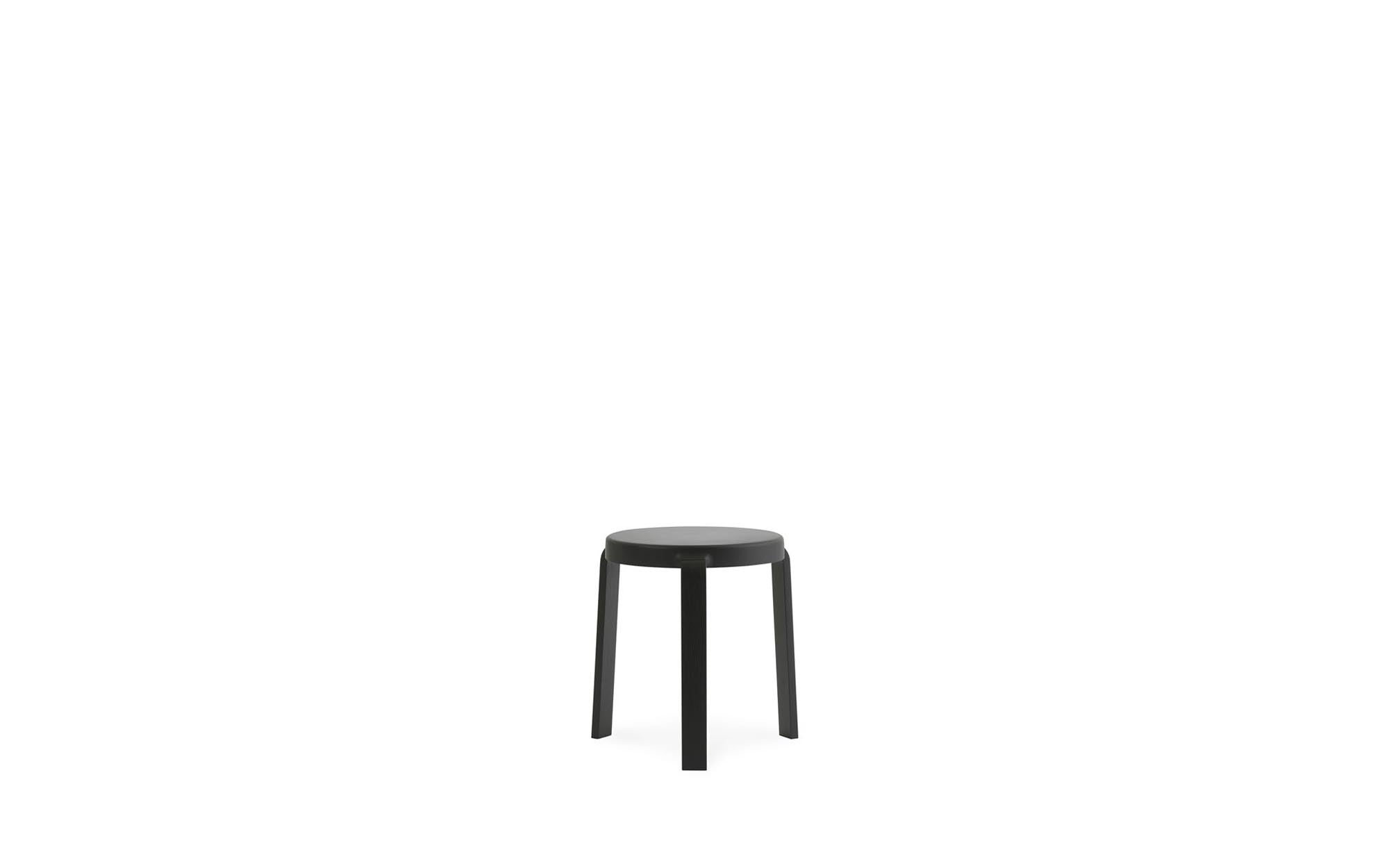 Der Tap Hocker von Normann Copenhagen vereint modernes Design mit Funktionalität und verleiht jedem Raum einen Hauch von Raffinesse.