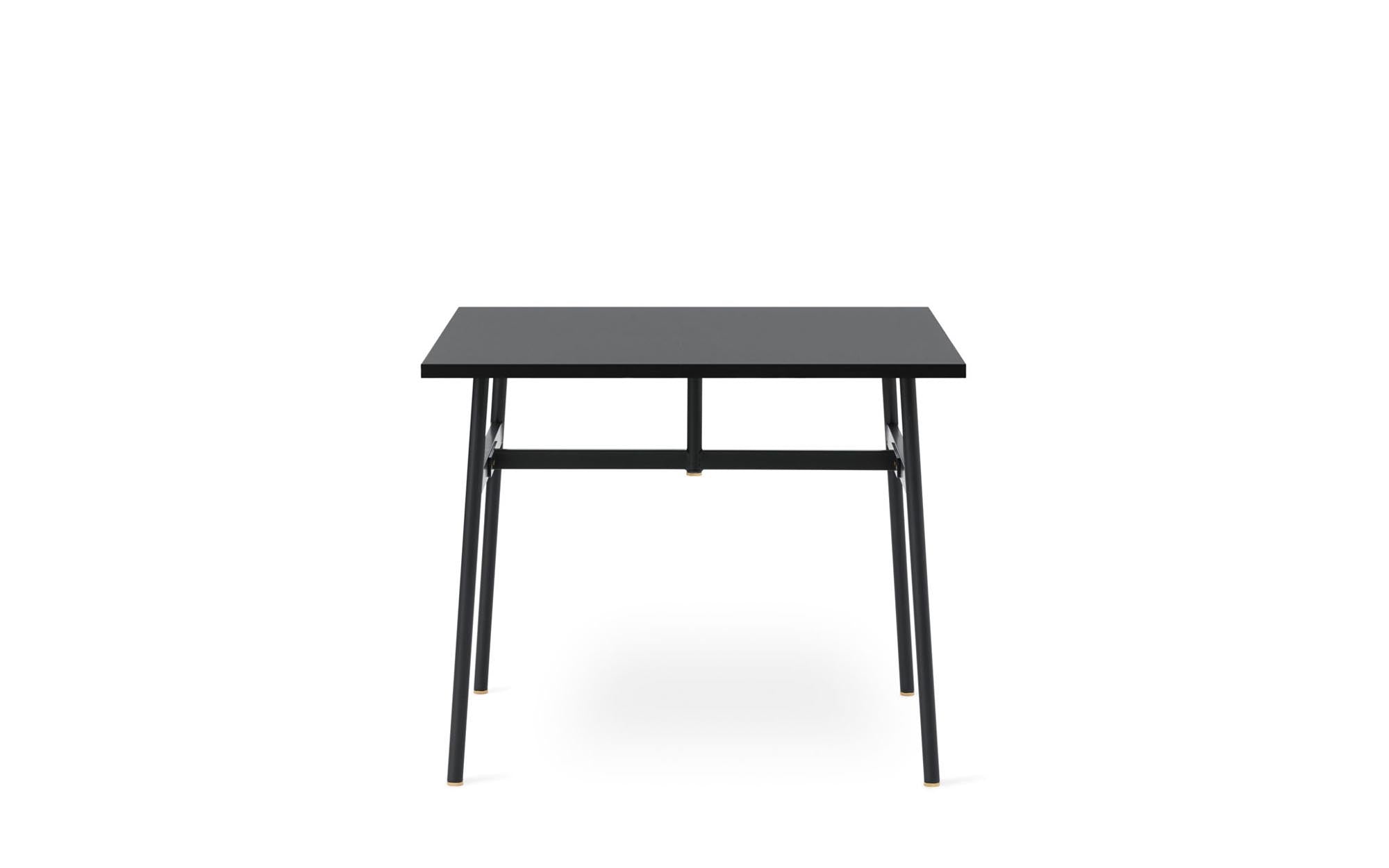 Union Café Tisch: Minimalistisches Design für moderne Räume.