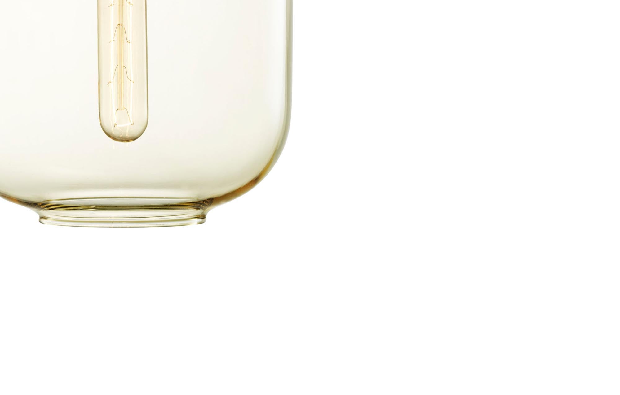 Elegante Amp Lampe von Normann Copenhagen: Klein, aus hochwertigem Glas und Marmor, ideal für moderne Wohnräume.