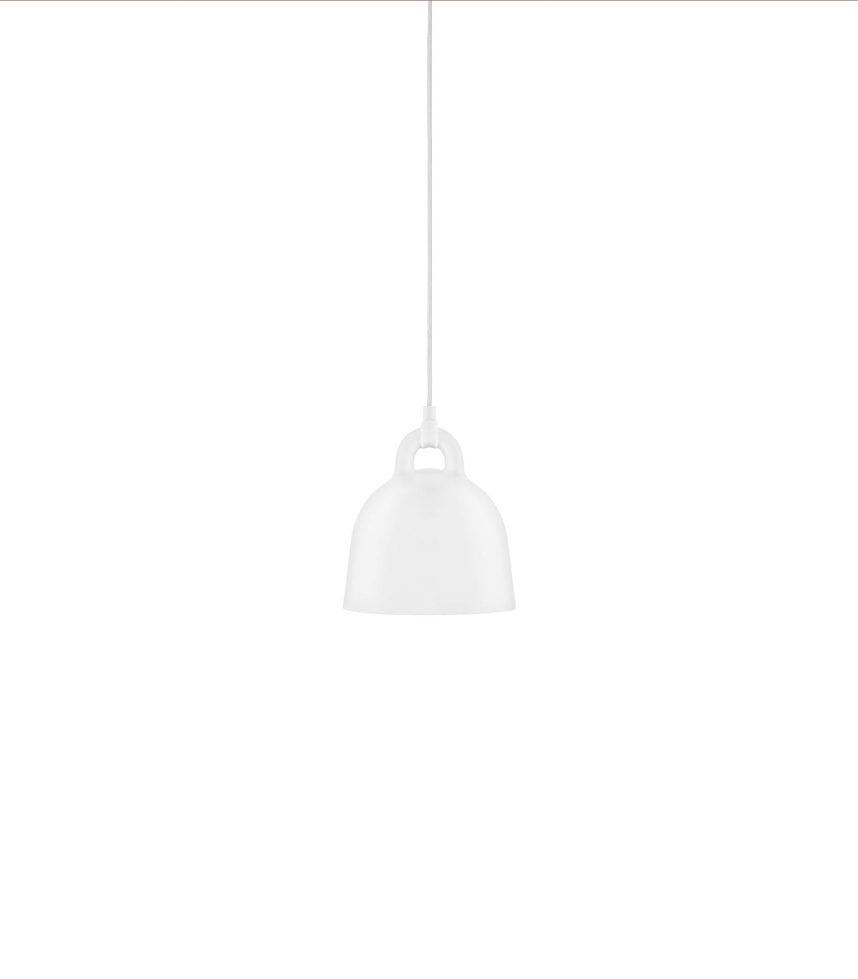 Entdecken Sie die Bell Lampe x-klein von Normann Copenhagen: Ein elegantes, modernes Lichtobjekt aus Aluminium, das jedem Raum einen Hauch von Stil verleiht.