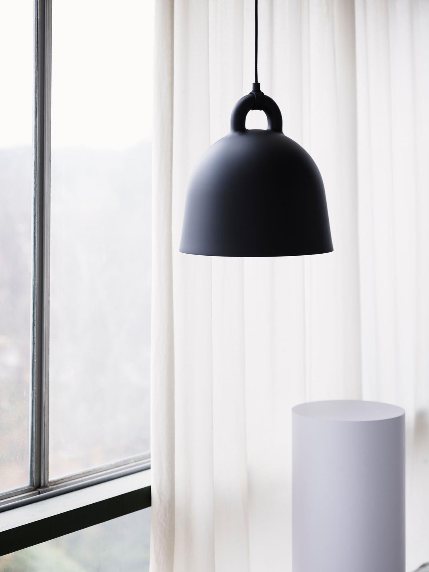 Die Bell Lampe medium EU von Normann Copenhagen vereint modernes Design mit Funktionalität. Aus Aluminium, in Weiss, Schwarz, Sand oder Grau erhältlich, bietet sie flexible Installation und stimmungsvolle Beleuchtung.