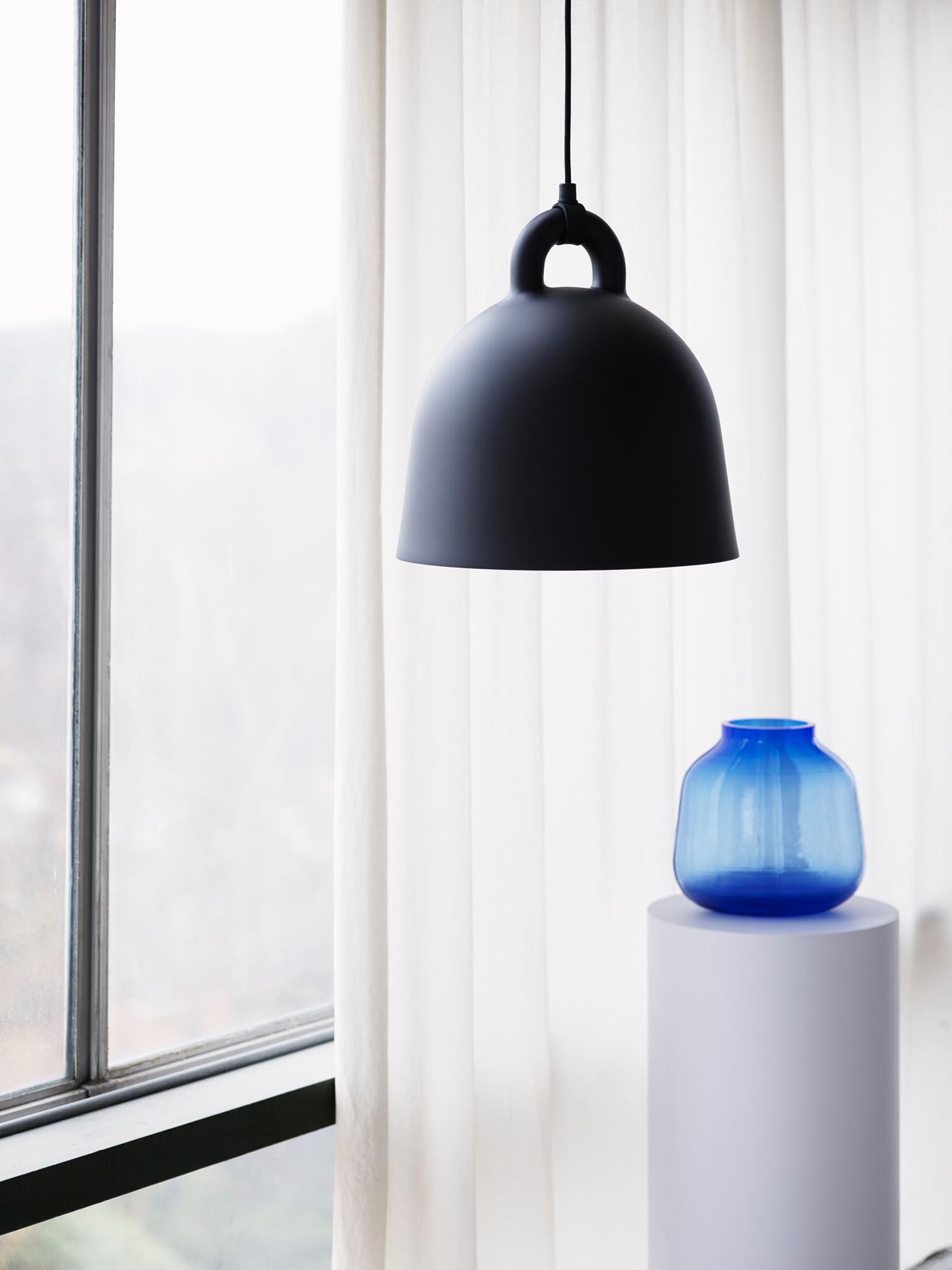 Entdecken Sie die Bell Lampe medium EU von Normann Copenhagen – ein stilvolles Aluminiumlicht in eleganten Farben, das jeden Raum perfekt in Szene setzt.