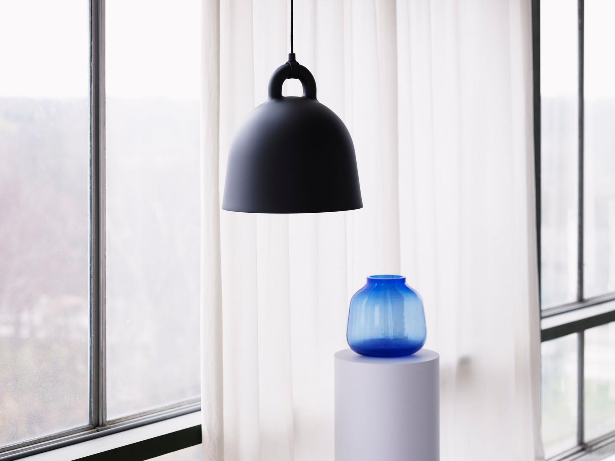 Die Bell Lampe medium EU von Normann Copenhagen vereint modernes Design und Funktionalität. Ihr elegantes Aluminium verleiht jedem Raum einen besonderen Akzent.