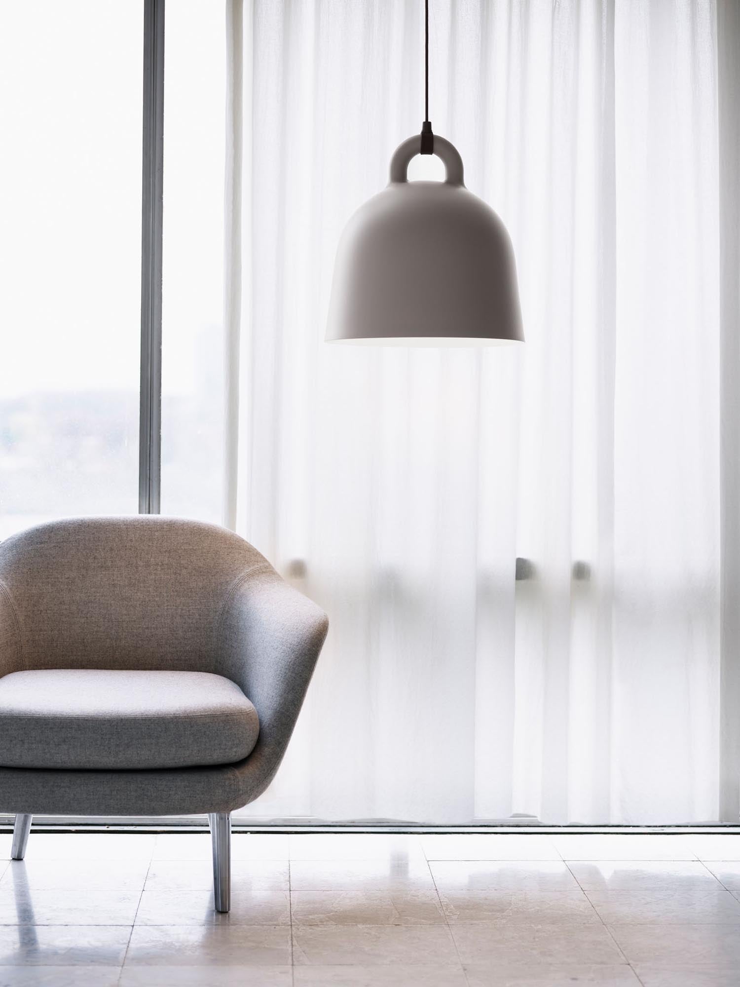 Die stilvolle Bell Lampe medium von Normann Copenhagen verleiht jedem Raum eine moderne Note und sorgt für stimmungsvolles Licht.