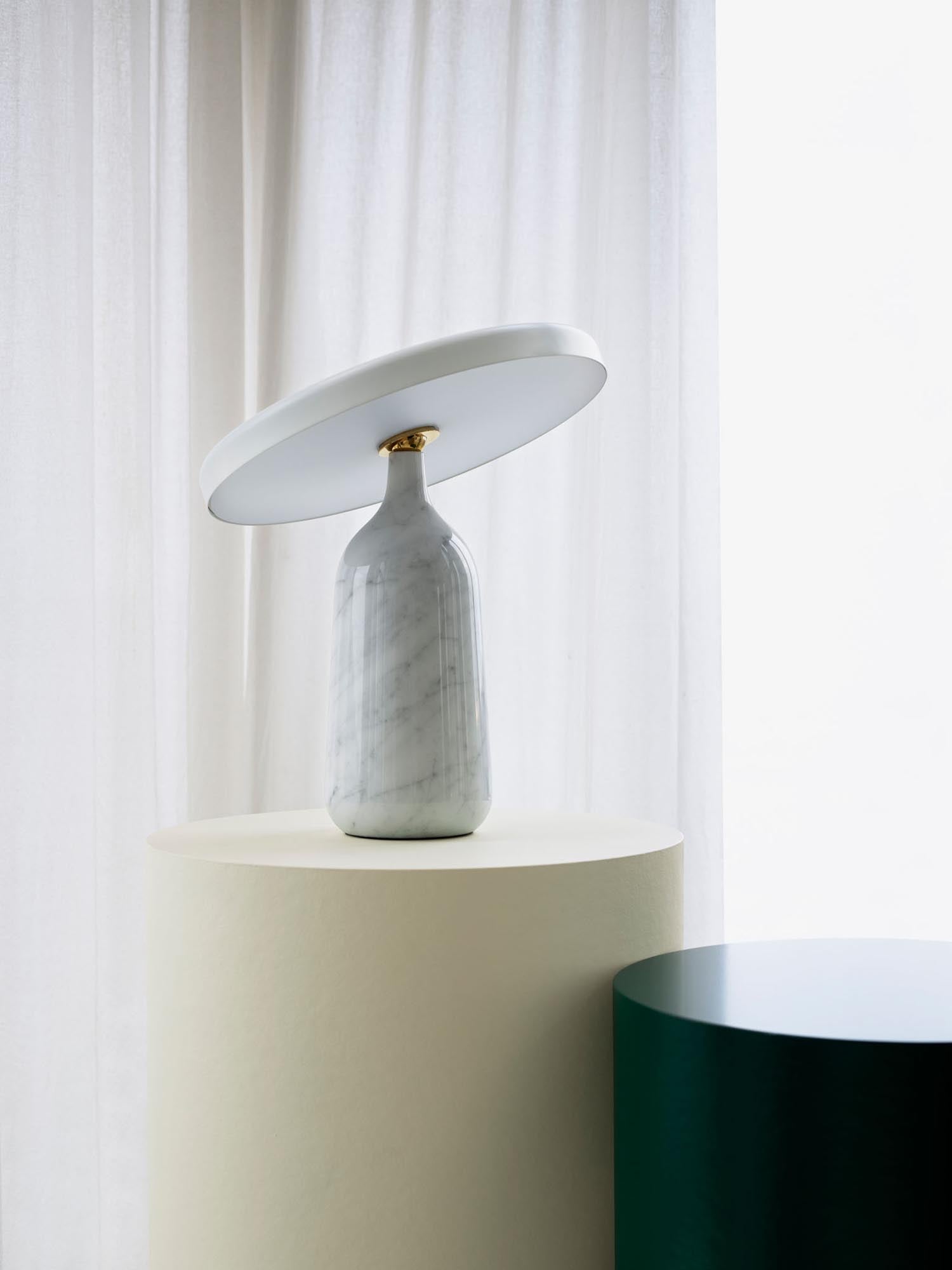 Eddy Tischlampe von Normann Copenhagen: Stilvolle Beleuchtung mit modernem skandinavischen Flair, ideal für einladende Wohnräume.